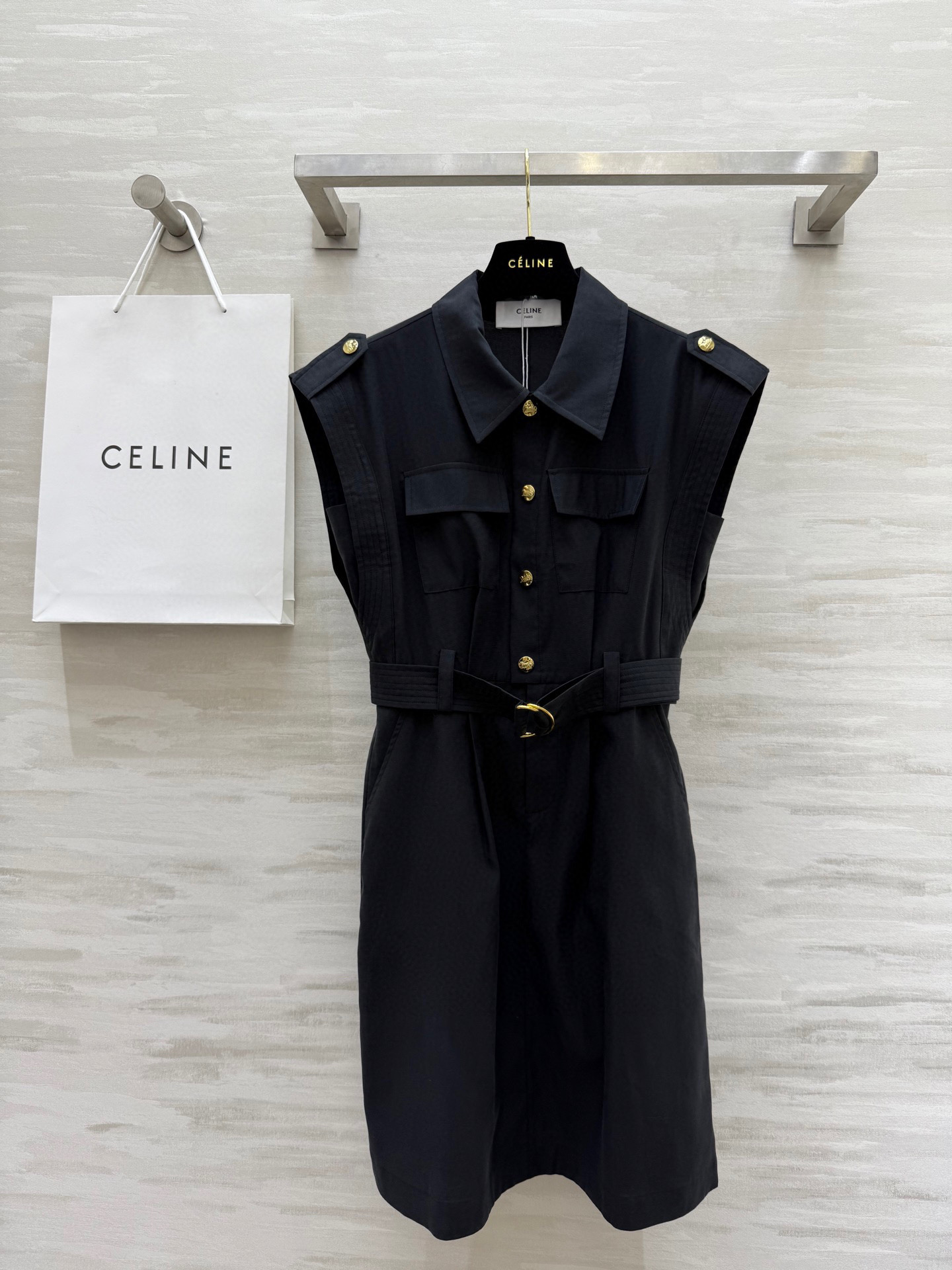 #Celin♡²⁵老钱风 风衣式连衣裙 高腰收腰设计超绝 穿上瞬间勾勒出小蛮腰 显瘦效果一流 马甲式设计