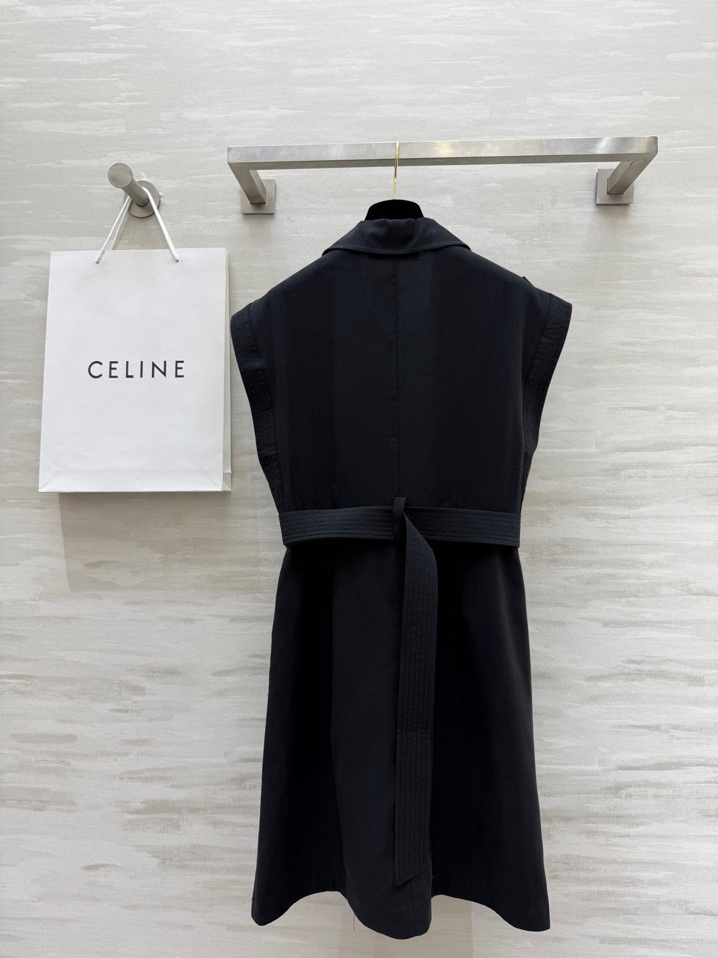 #Celin♡²⁵老钱风 风衣式连衣裙 高腰收腰设计超绝 穿上瞬间勾勒出小蛮腰 显瘦效果一流 马甲式设计
