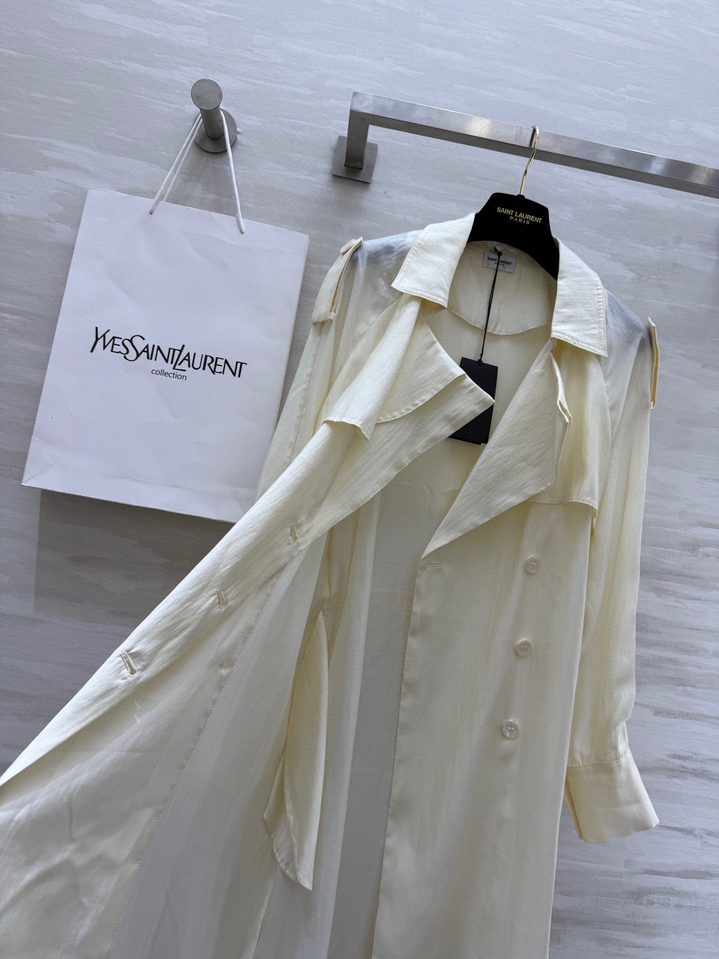 #ysl²⁵春夏新款 天丝风衣 高品质 现货首发size：S/M/L（s码胸围：114， 衣长：114）