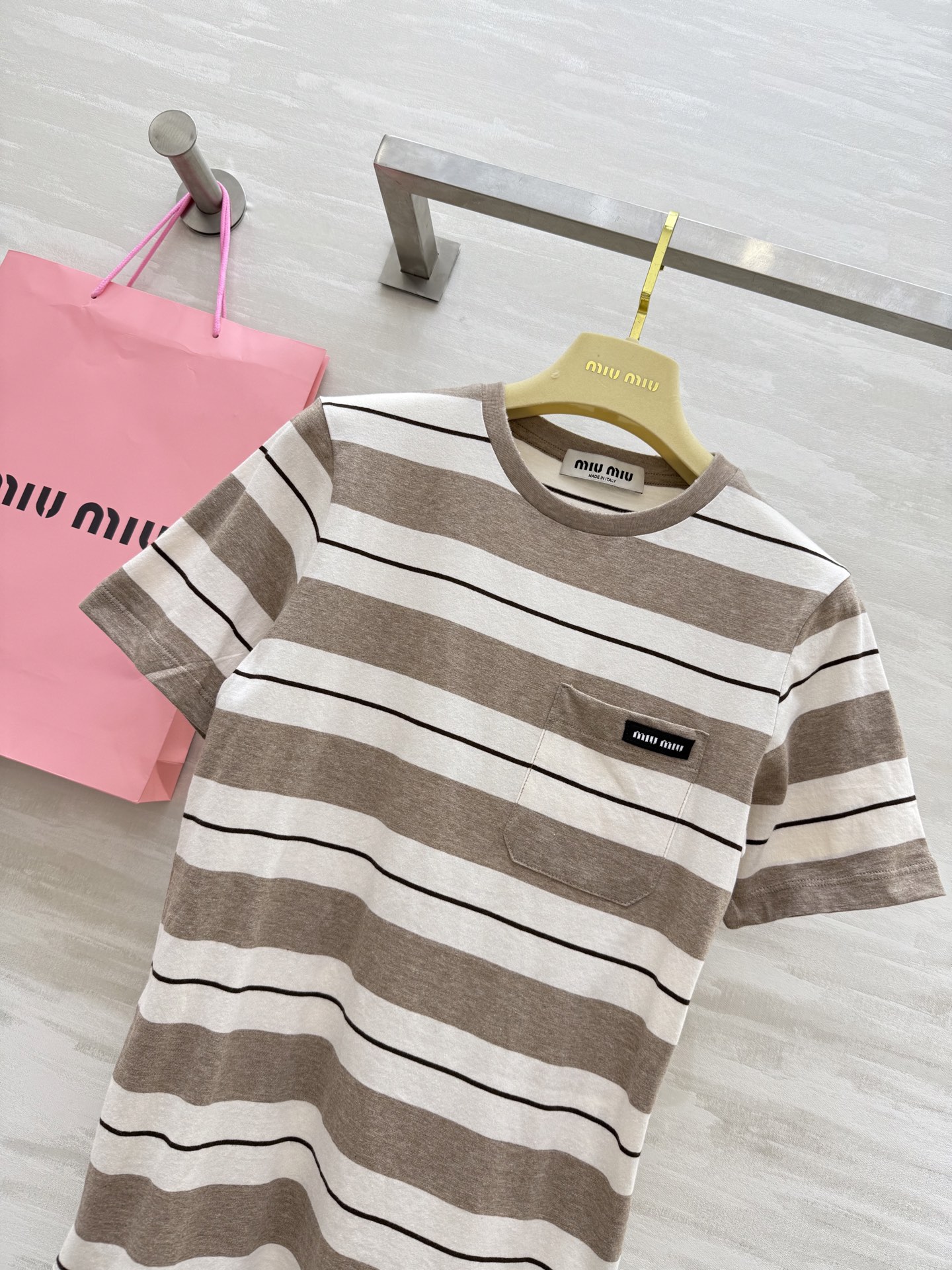 #Miumi♡²⁵｜财阀千金限定tee 奶咖条纹T恤 温柔到犯规的初恋感单品 低饱和奶棕条纹像加了柔焦滤