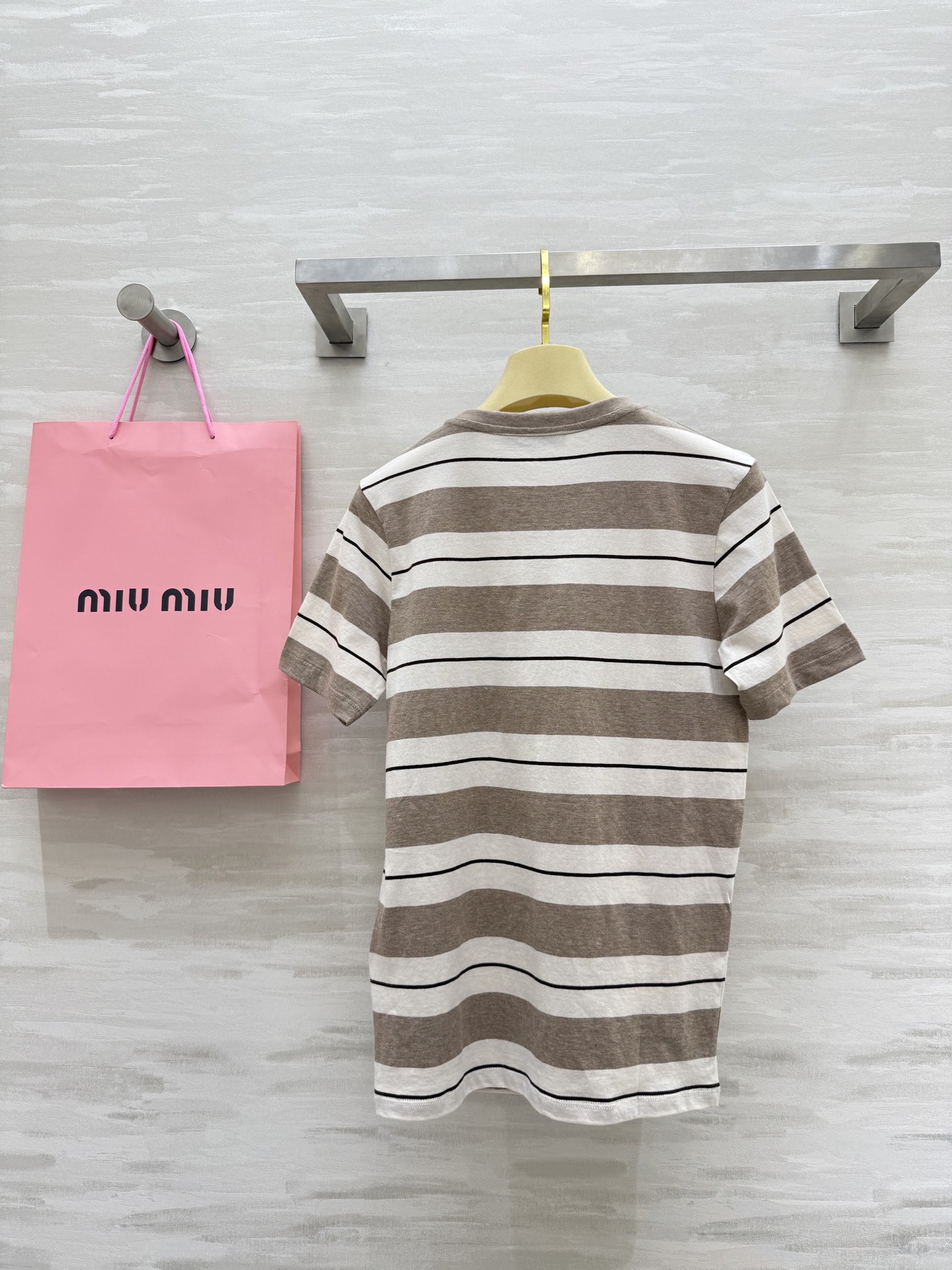 #Miumi♡²⁵｜财阀千金限定tee 奶咖条纹T恤 温柔到犯规的初恋感单品 低饱和奶棕条纹像加了柔焦滤