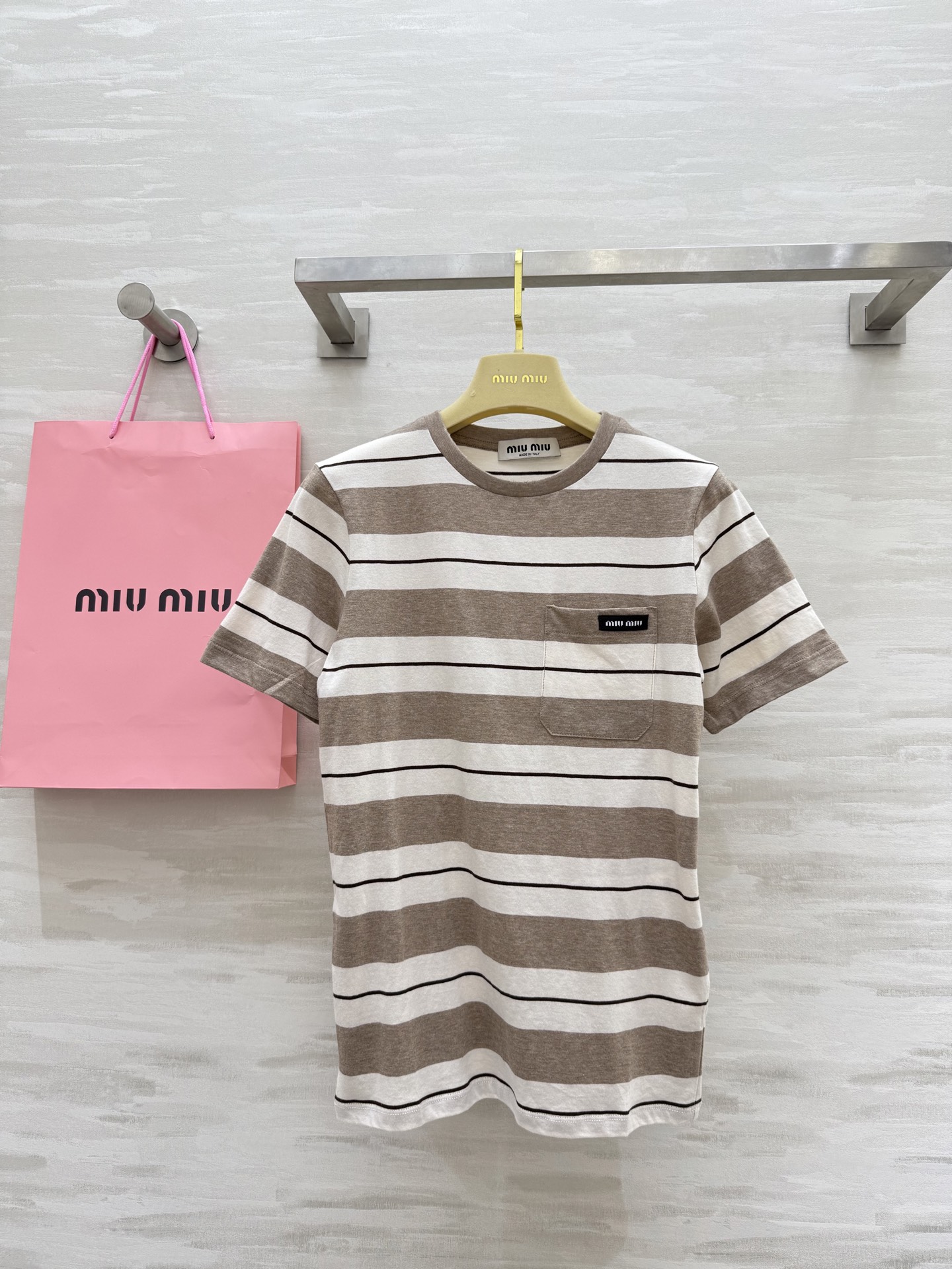 #Miumi♡²⁵｜财阀千金限定tee 奶咖条纹T恤 温柔到犯规的初恋感单品 低饱和奶棕条纹像加了柔焦滤
