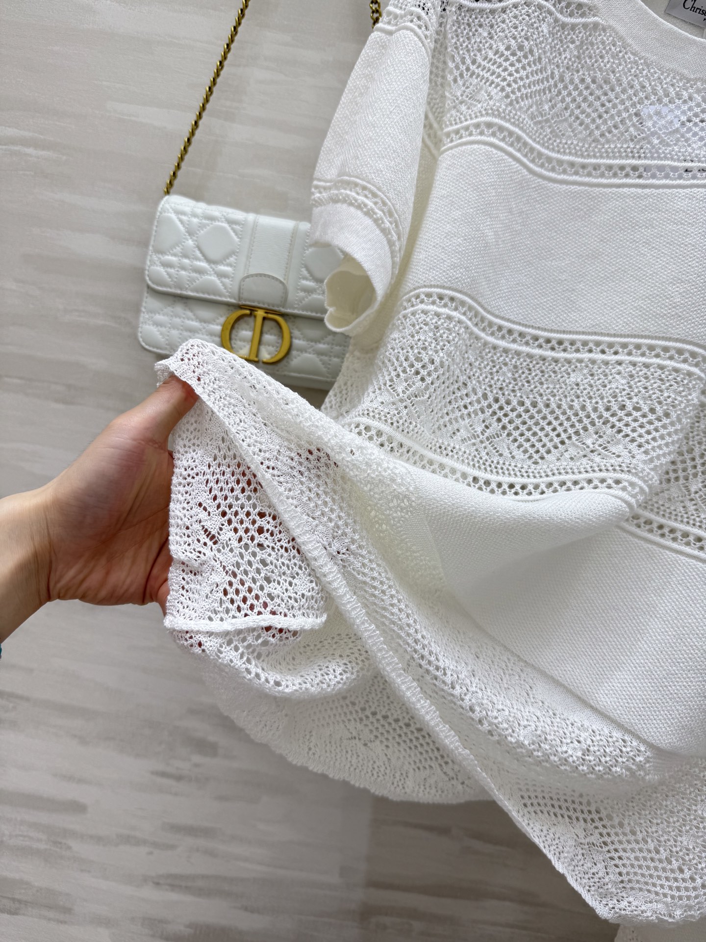 #DIO♡²⁵针织🧶套装裙 圆领设计经典大方修饰颈部线条 短袖款式搭配精致镂空花纹 若隐若现间透出性感与