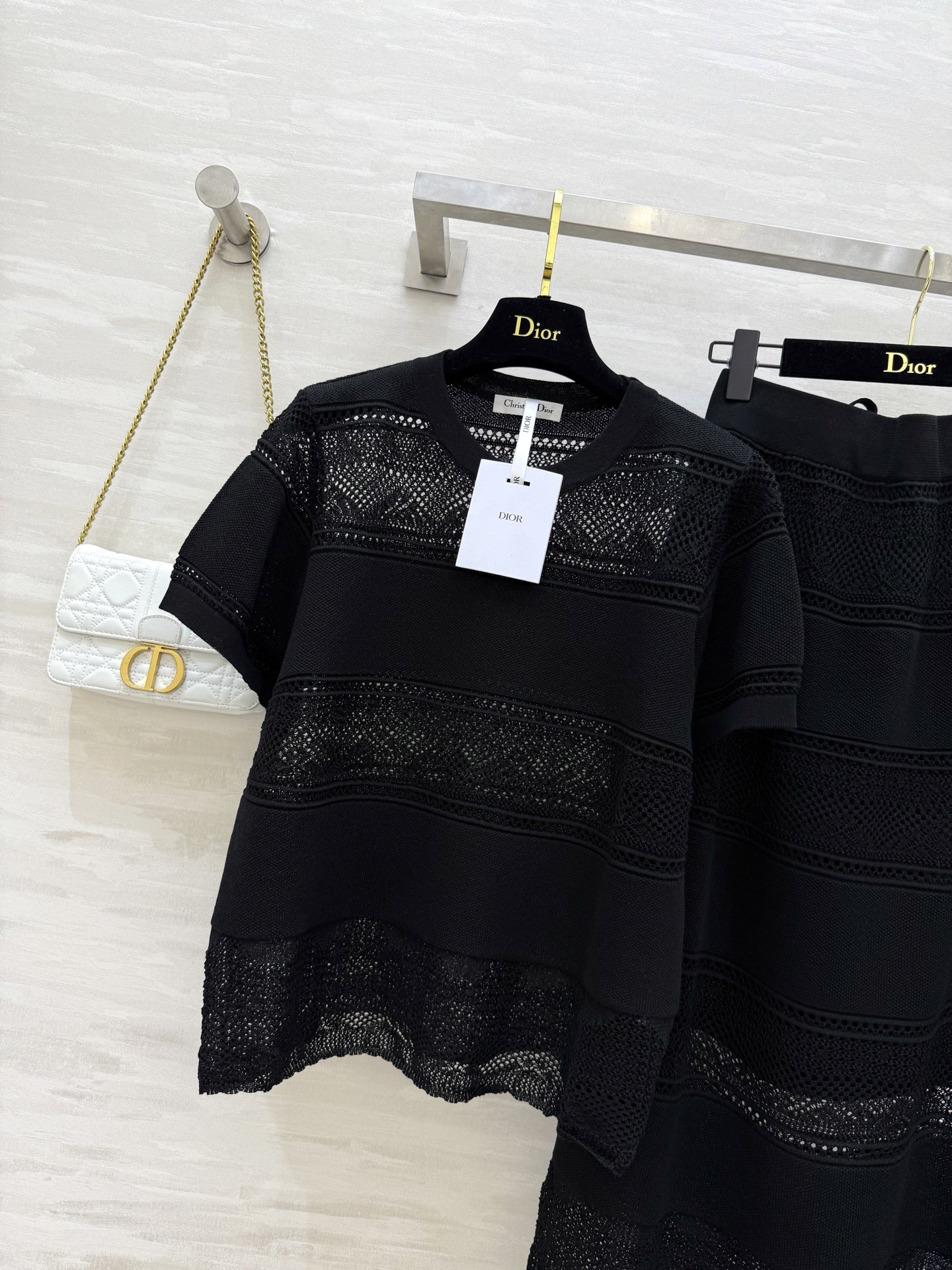 #DIO♡²⁵针织🧶套装裙 圆领设计经典大方修饰颈部线条 短袖款式搭配精致镂空花纹 若隐若现间透出性感与