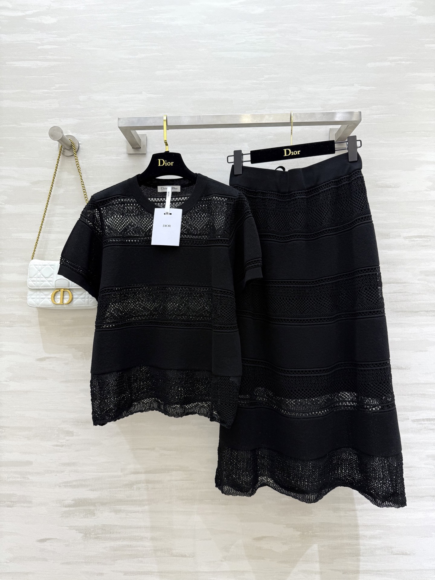 #DIO♡²⁵针织🧶套装裙 圆领设计经典大方修饰颈部线条 短袖款式搭配精致镂空花纹 若隐若现间透出性感与