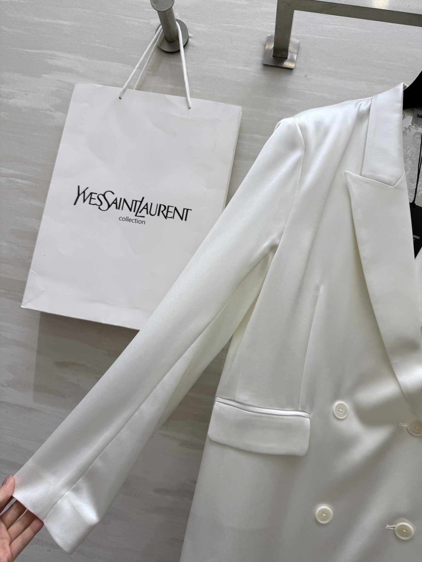#ysl²⁵新款醋酸西装外套 定制三醋酸西装面料光泽感十足 后背蕾丝拼接点缀精致有细节 高品质 现货首发