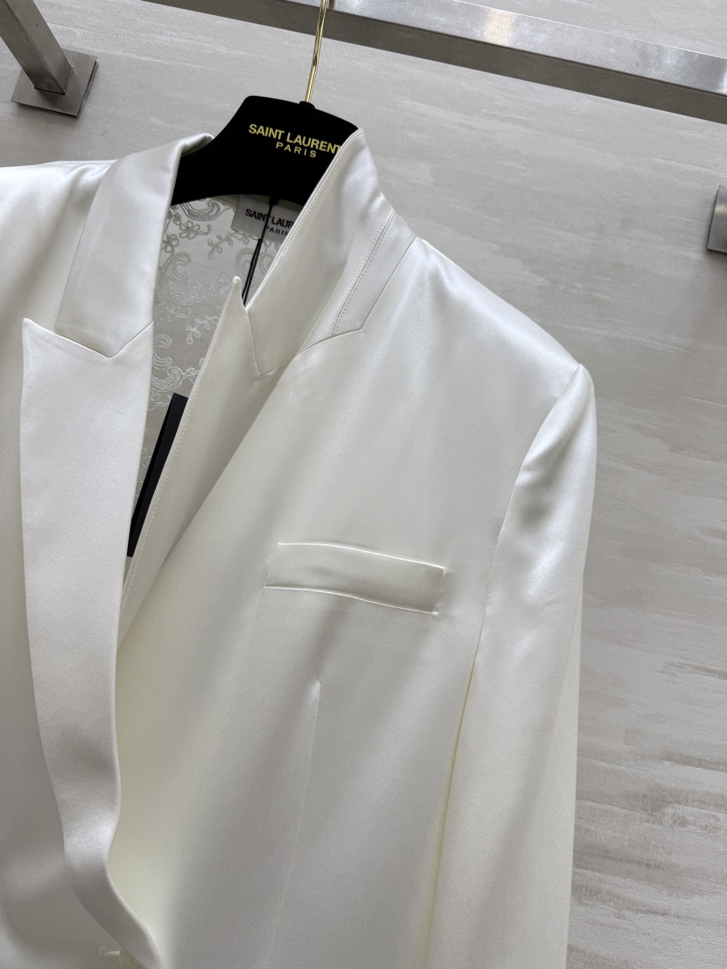#ysl²⁵新款醋酸西装外套 定制三醋酸西装面料光泽感十足 后背蕾丝拼接点缀精致有细节 高品质 现货首发