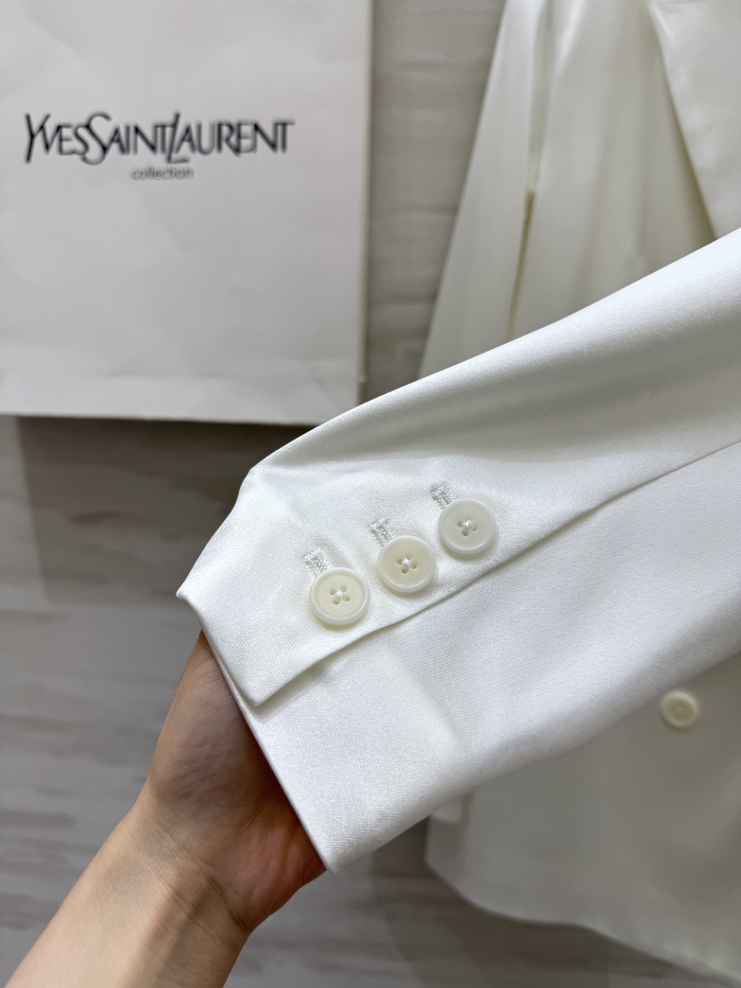 #ysl²⁵新款醋酸西装外套 定制三醋酸西装面料光泽感十足 后背蕾丝拼接点缀精致有细节 高品质 现货首发