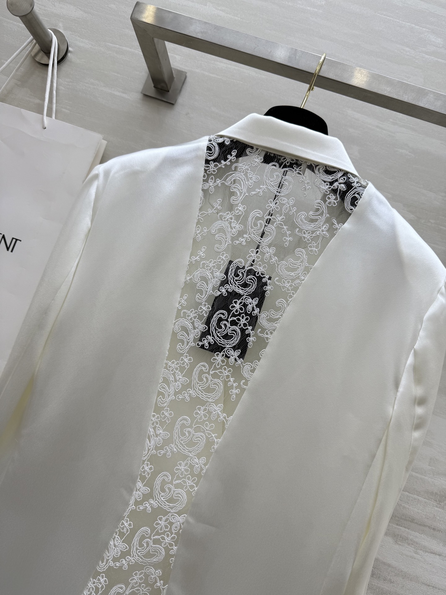 #ysl²⁵新款醋酸西装外套 定制三醋酸西装面料光泽感十足 后背蕾丝拼接点缀精致有细节 高品质 现货首发
