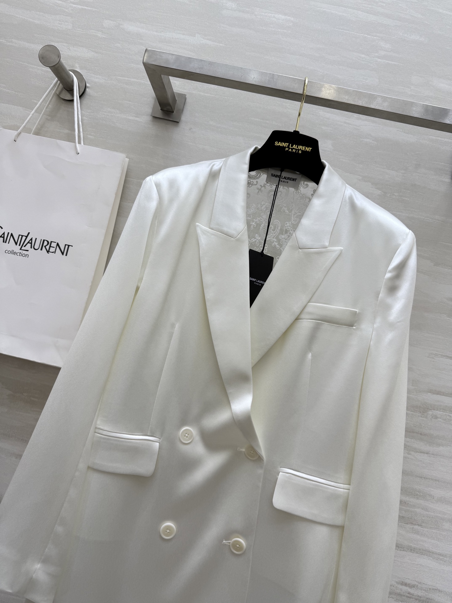 #ysl²⁵新款醋酸西装外套 定制三醋酸西装面料光泽感十足 后背蕾丝拼接点缀精致有细节 高品质 现货首发
