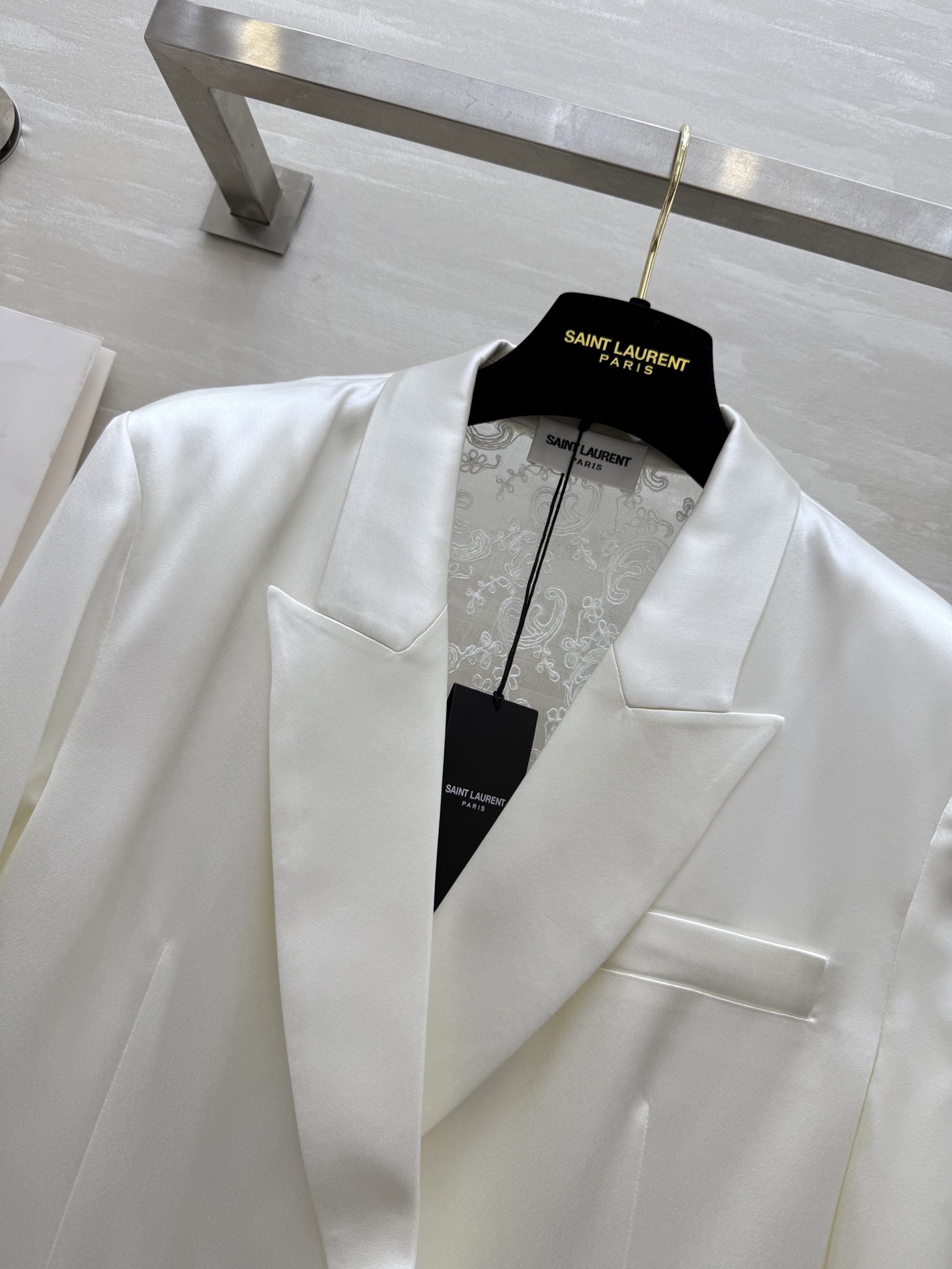 #ysl²⁵新款醋酸西装外套 定制三醋酸西装面料光泽感十足 后背蕾丝拼接点缀精致有细节 高品质 现货首发