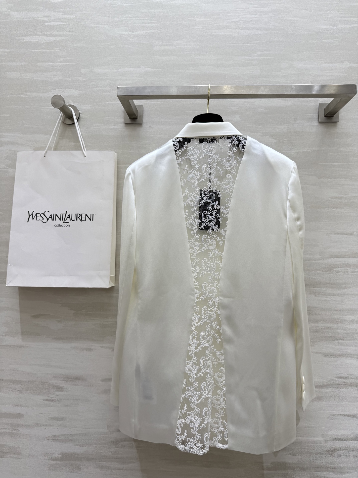 #ysl²⁵新款醋酸西装外套 定制三醋酸西装面料光泽感十足 后背蕾丝拼接点缀精致有细节 高品质 现货首发