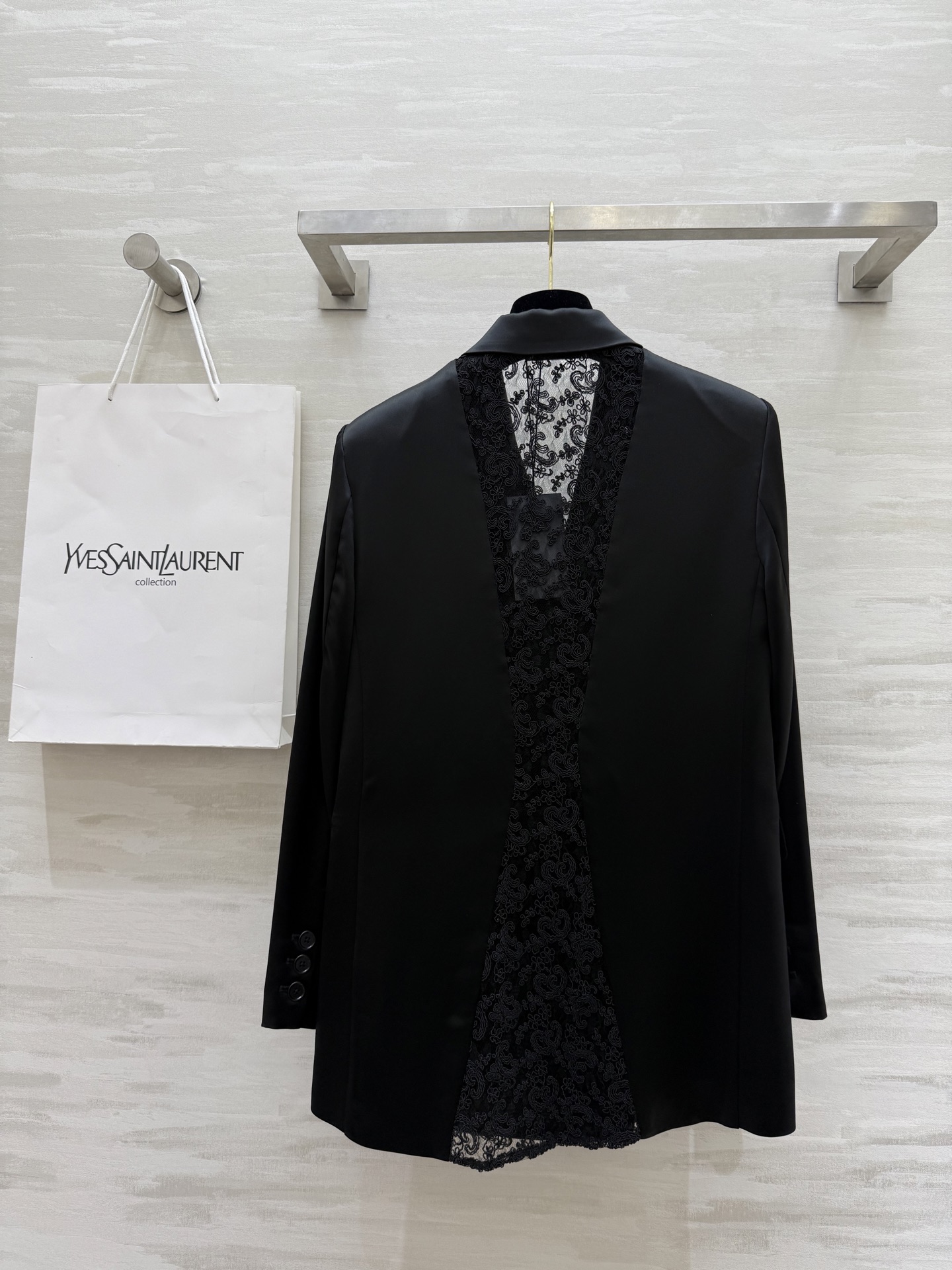 #ysl²⁵新款醋酸西装外套 定制三醋酸西装面料光泽感十足 后背蕾丝拼接点缀精致有细节 高品质 现货首发