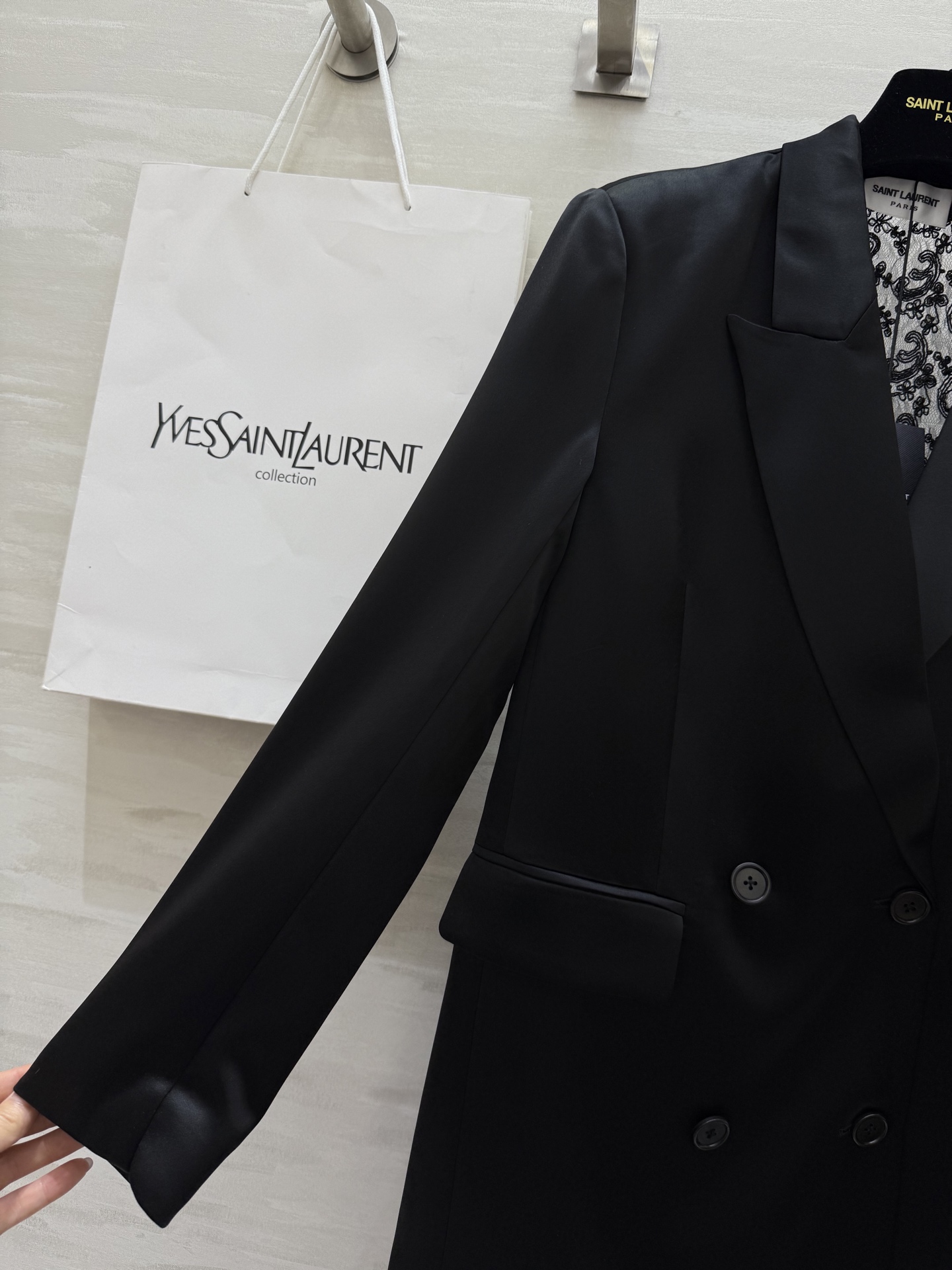 #ysl²⁵新款醋酸西装外套 定制三醋酸西装面料光泽感十足 后背蕾丝拼接点缀精致有细节 高品质 现货首发