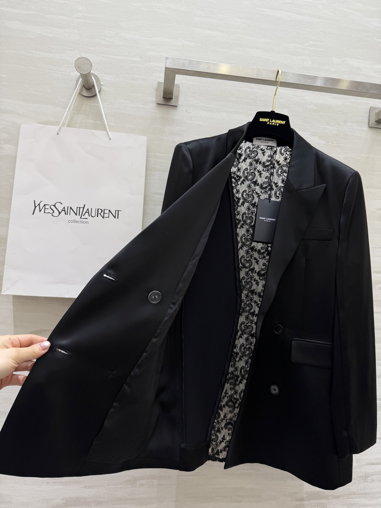 #ysl²⁵新款醋酸西装外套 定制三醋酸西装面料光泽感十足 后背蕾丝拼接点缀精致有细节 高品质 现货首发