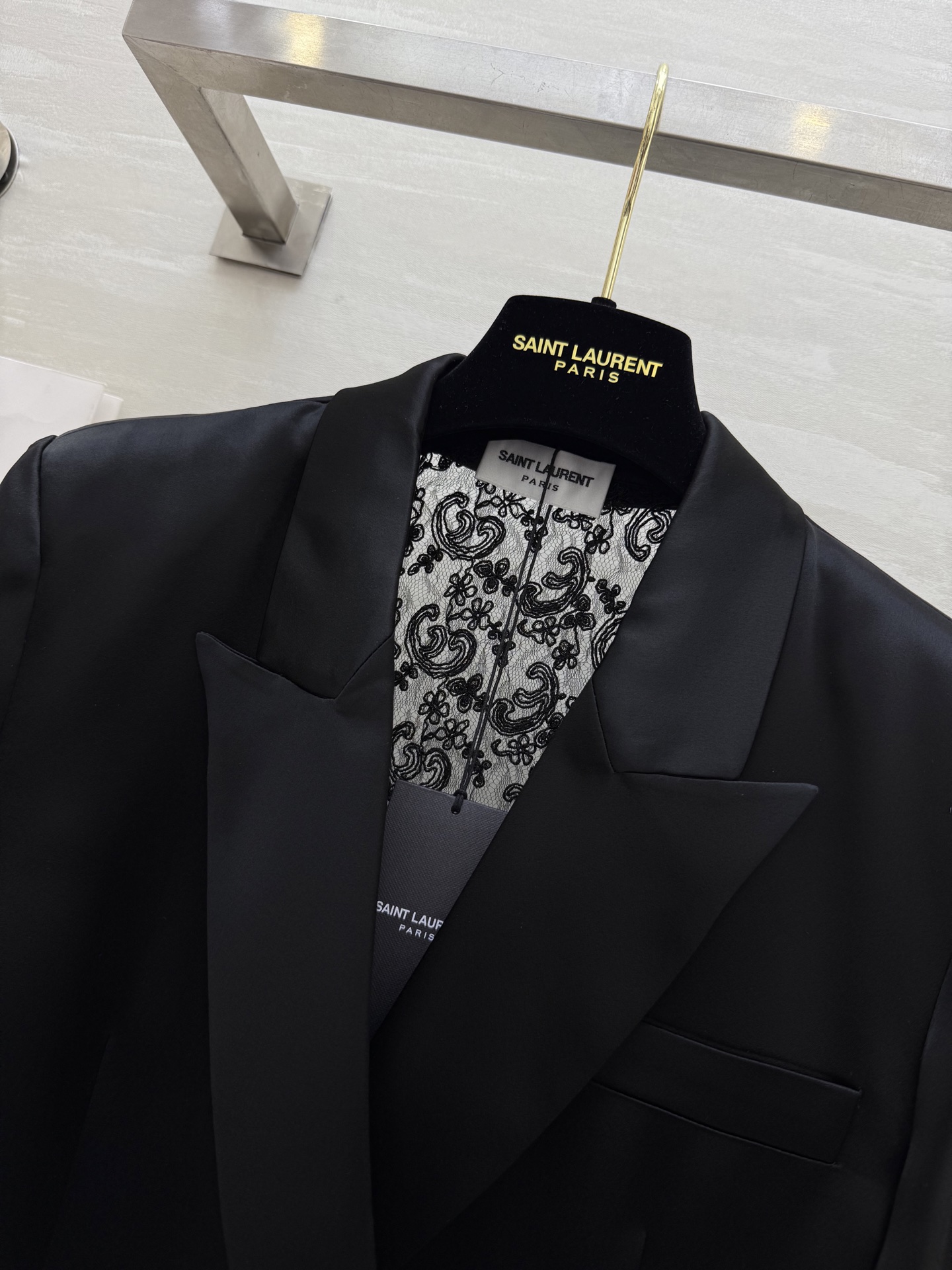 #ysl²⁵新款醋酸西装外套 定制三醋酸西装面料光泽感十足 后背蕾丝拼接点缀精致有细节 高品质 现货首发