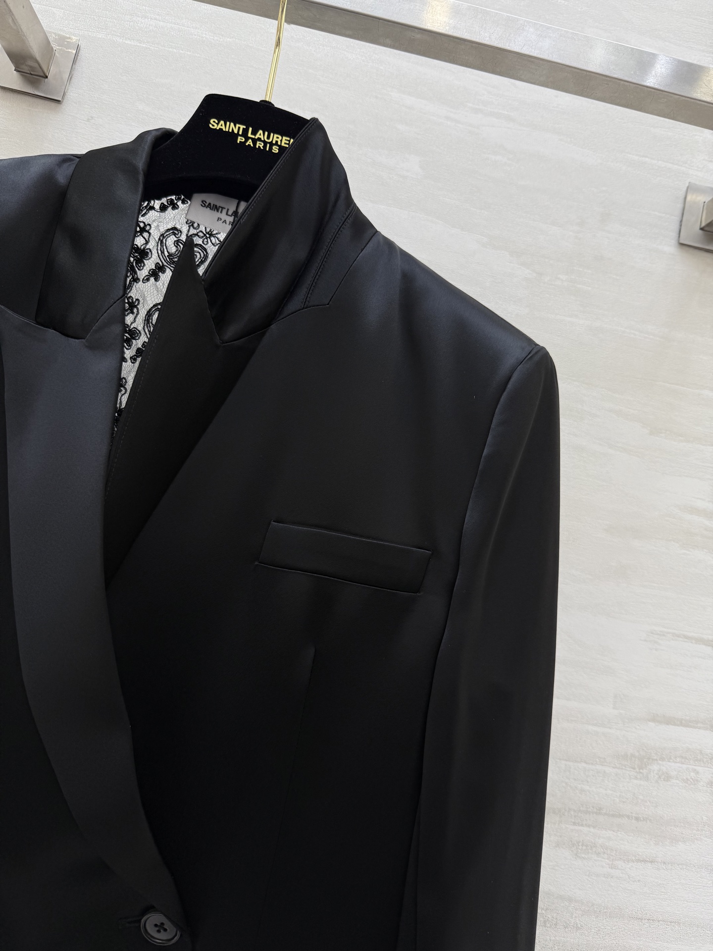 #ysl²⁵新款醋酸西装外套 定制三醋酸西装面料光泽感十足 后背蕾丝拼接点缀精致有细节 高品质 现货首发