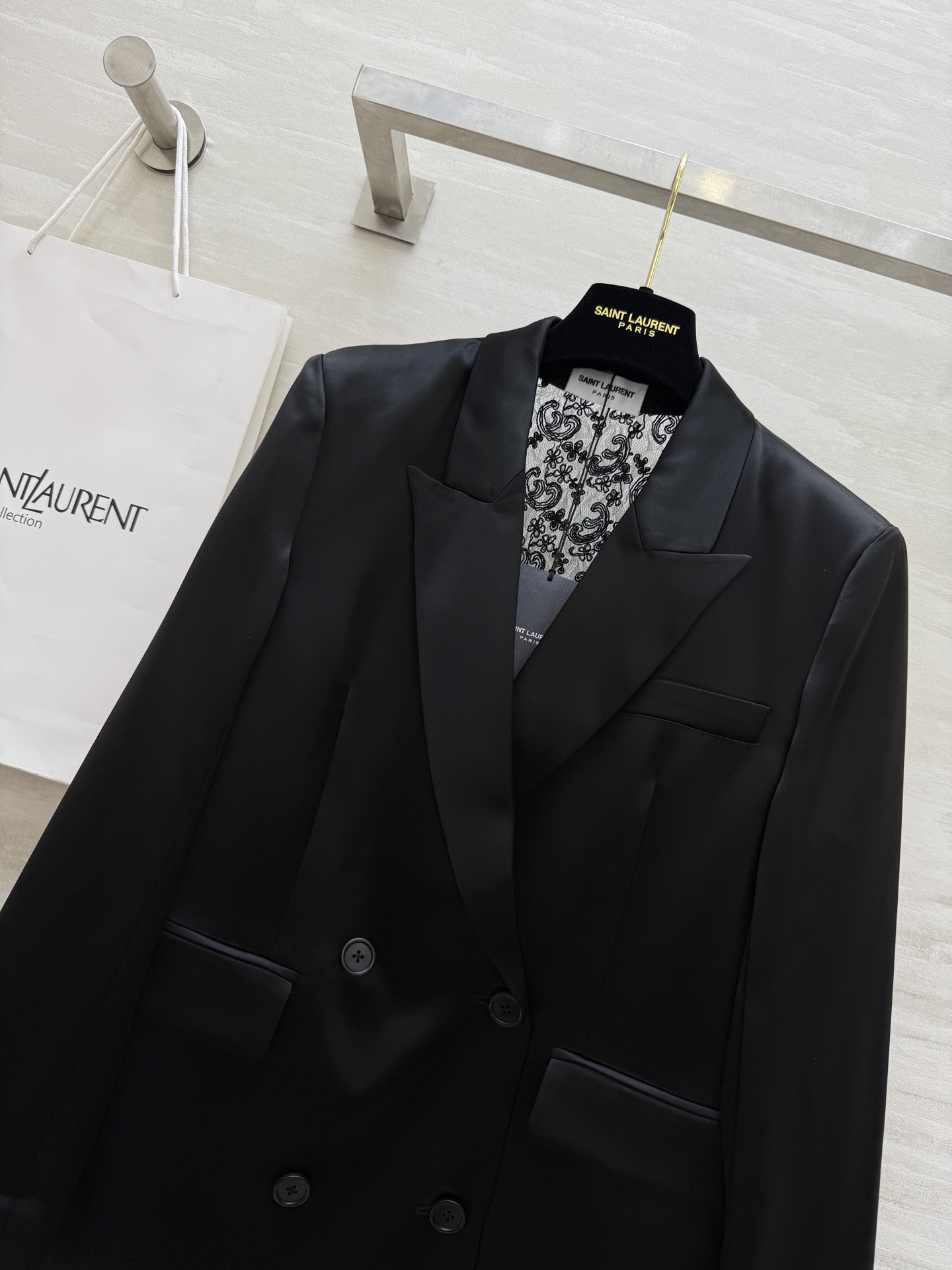 #ysl²⁵新款醋酸西装外套 定制三醋酸西装面料光泽感十足 后背蕾丝拼接点缀精致有细节 高品质 现货首发