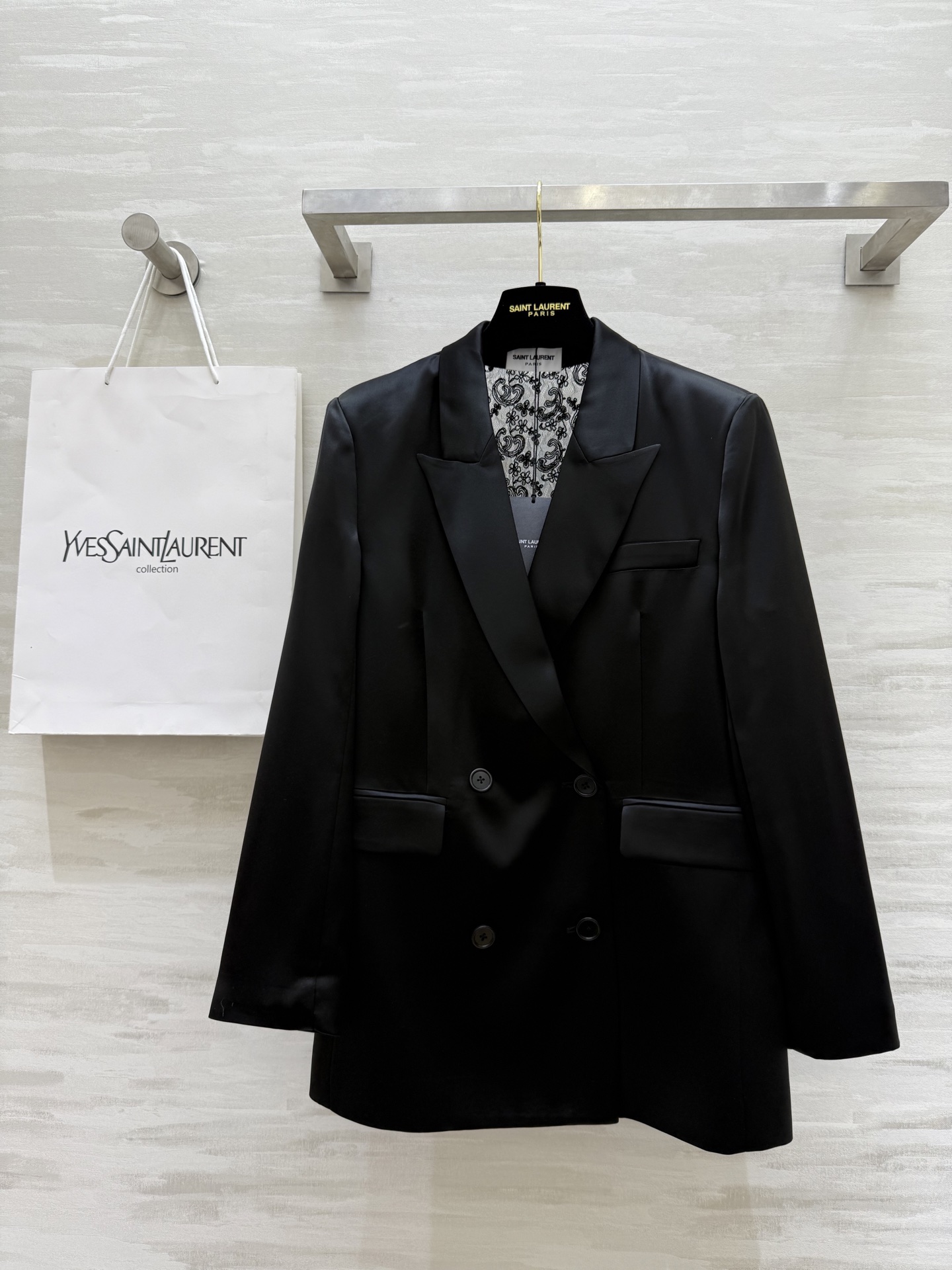 #ysl²⁵新款醋酸西装外套 定制三醋酸西装面料光泽感十足 后背蕾丝拼接点缀精致有细节 高品质 现货首发