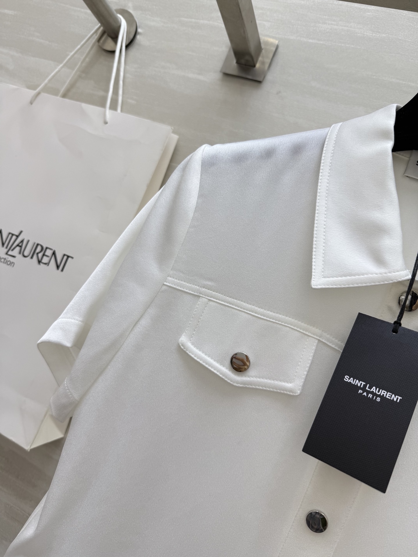 #ysl²⁵新款醋酸短袖衬衣 后背蕾丝拼接点缀精致高级 三醋酸面料奢华有质感 高品质定制 现货首发siz