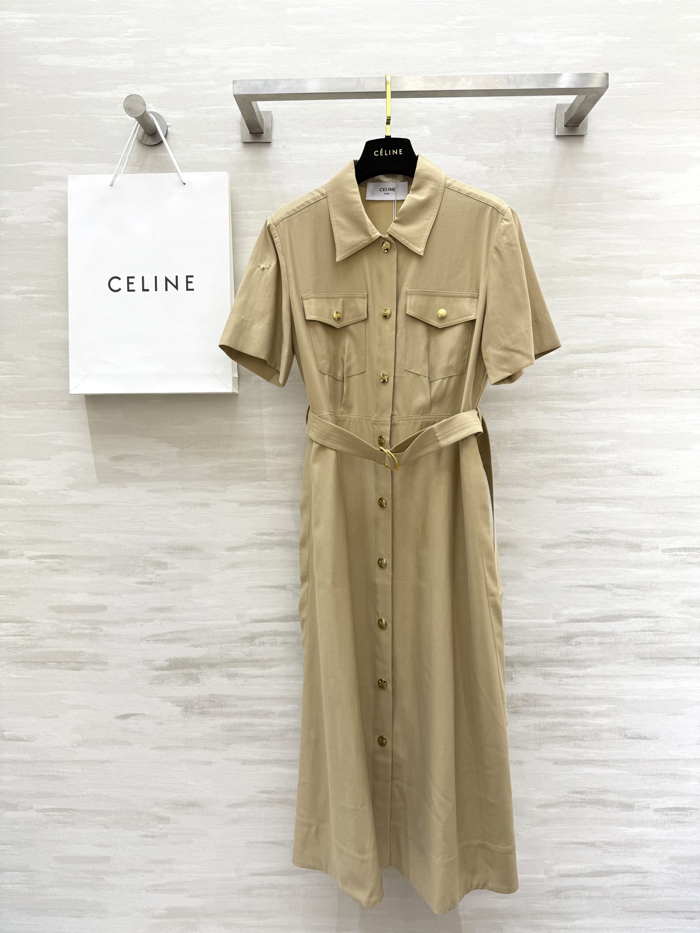 #Celin♡²⁵新款 天丝衬衫式连衣裙 干练利落版型设计上身超显气质 定制天丝面料超亲肤舒适 开模金扣