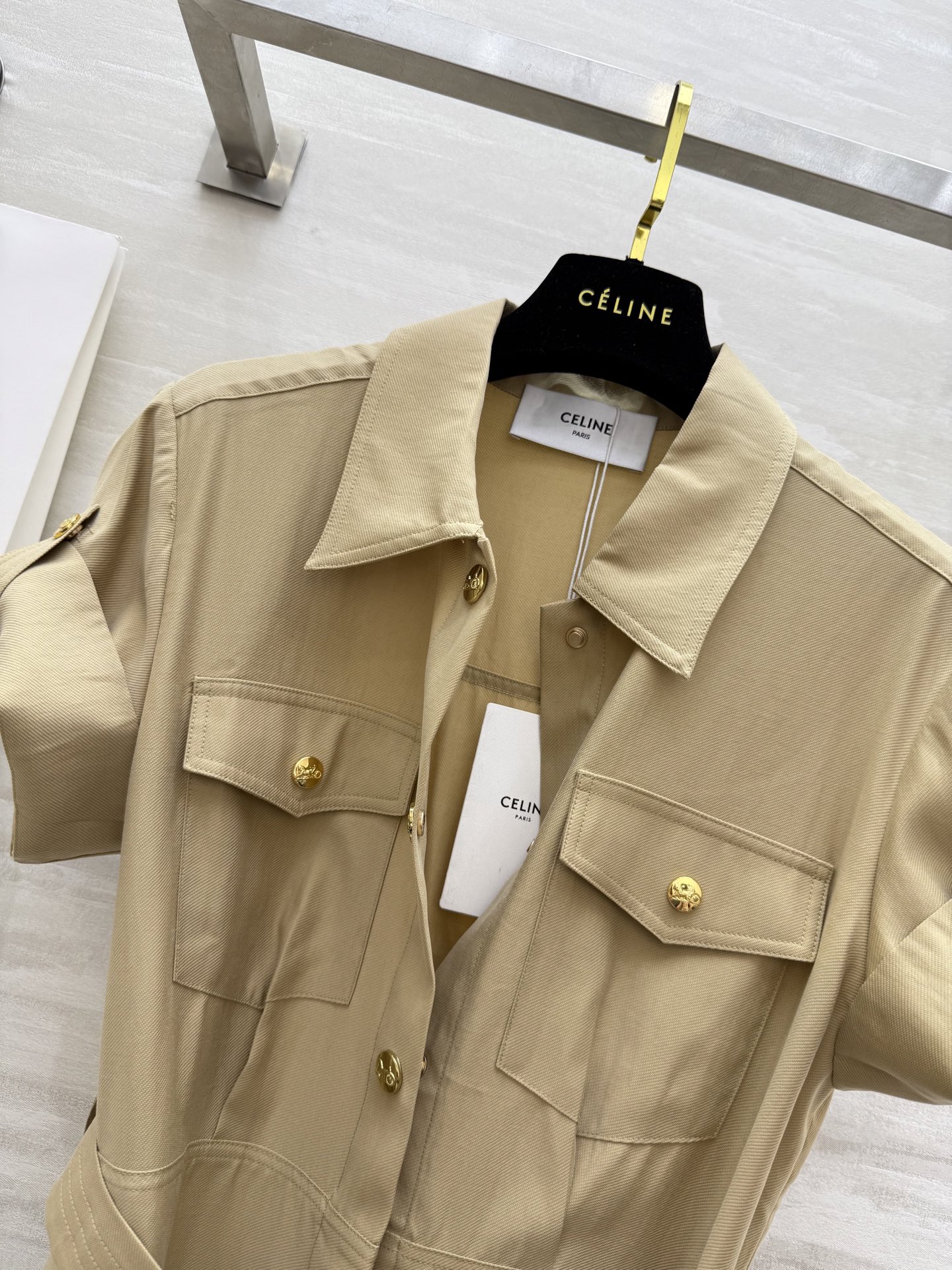 #Celin♡²⁵新款 天丝衬衫式连衣裙 干练利落版型设计上身超显气质 定制天丝面料超亲肤舒适 开模金扣