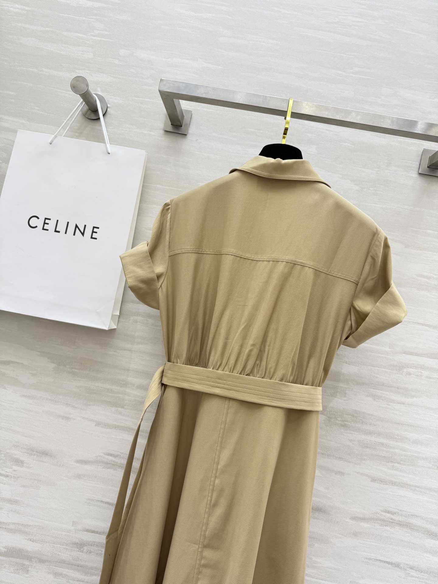 #Celin♡²⁵新款 天丝衬衫式连衣裙 干练利落版型设计上身超显气质 定制天丝面料超亲肤舒适 开模金扣