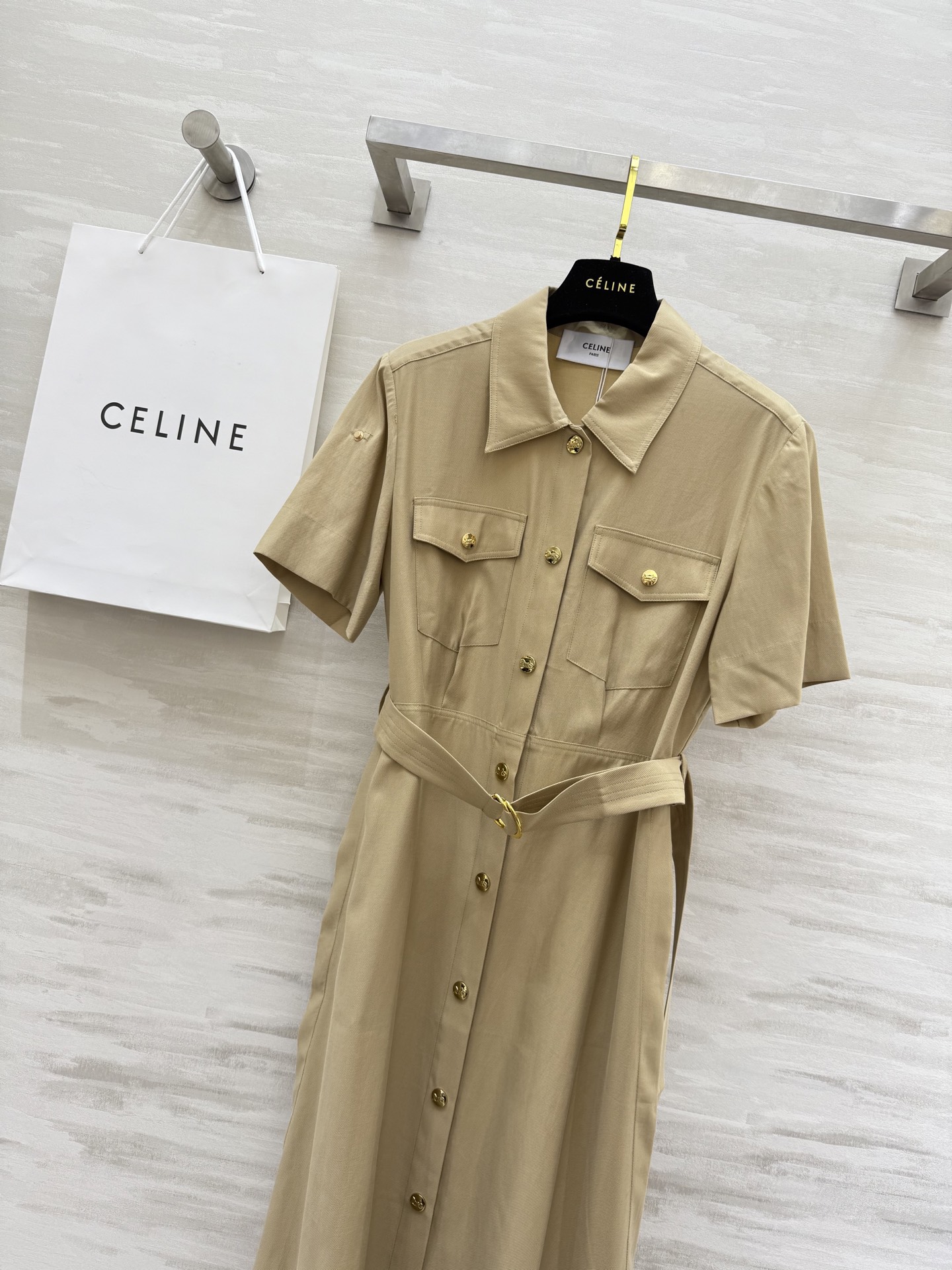 #Celin♡²⁵新款 天丝衬衫式连衣裙 干练利落版型设计上身超显气质 定制天丝面料超亲肤舒适 开模金扣