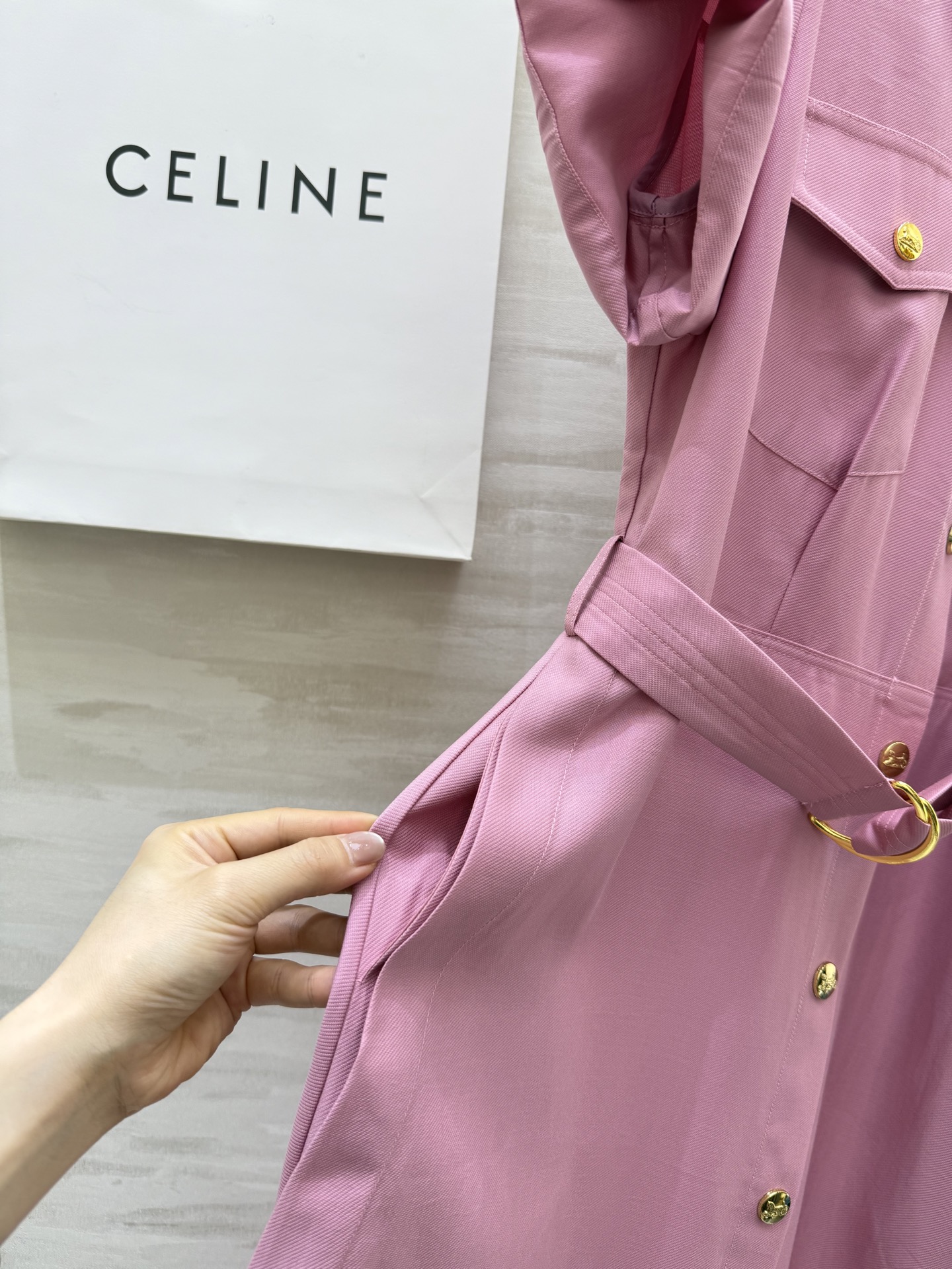 #Celin♡²⁵新款 天丝衬衫式连衣裙 干练利落版型设计上身超显气质 定制天丝面料超亲肤舒适 开模金扣
