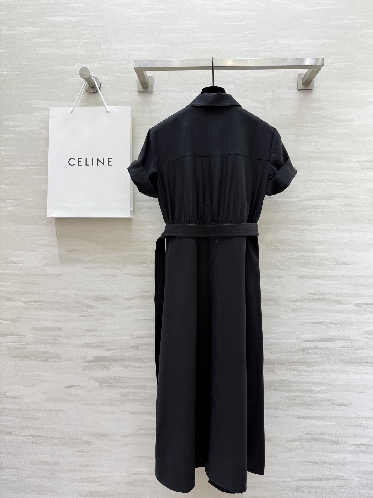 #Celin♡²⁵新款 天丝衬衫式连衣裙 干练利落版型设计上身超显气质 定制天丝面料超亲肤舒适 开模金扣