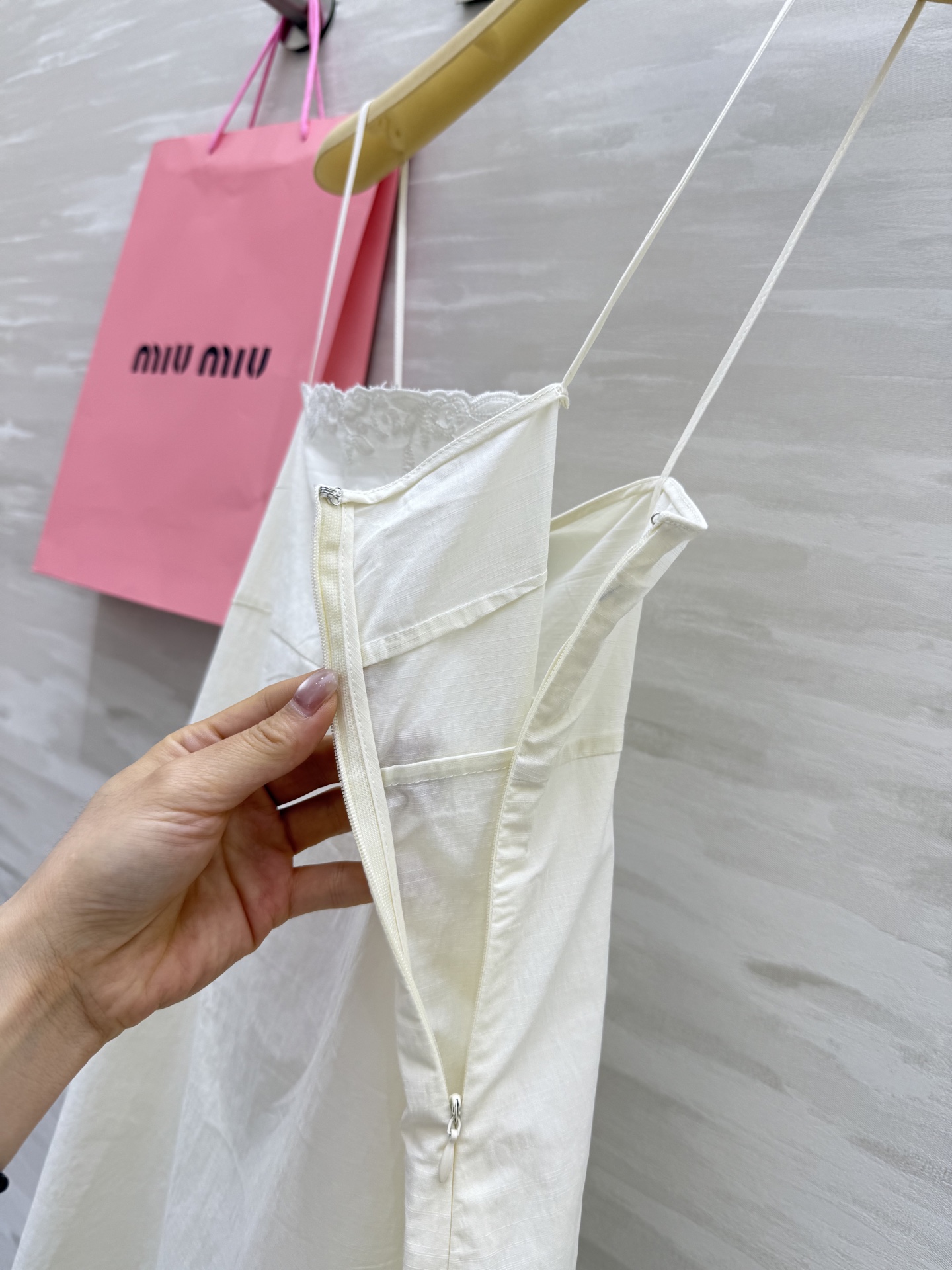 #Miumi♡²⁵新款刺绣竹节吊带裙 高品质定制 现货首发size：S/M/L（）