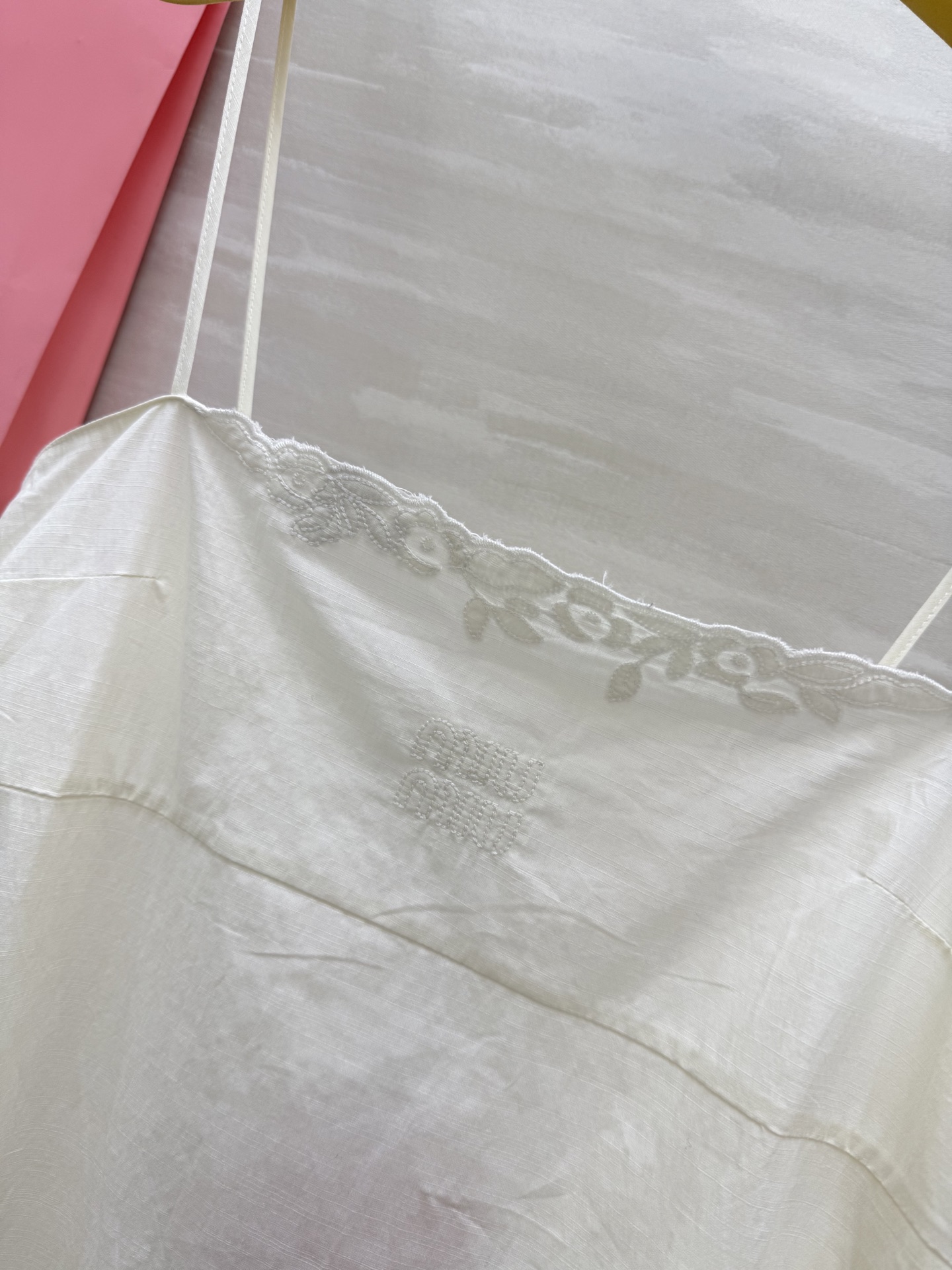 #Miumi♡²⁵新款刺绣竹节吊带裙 高品质定制 现货首发size：S/M/L（）