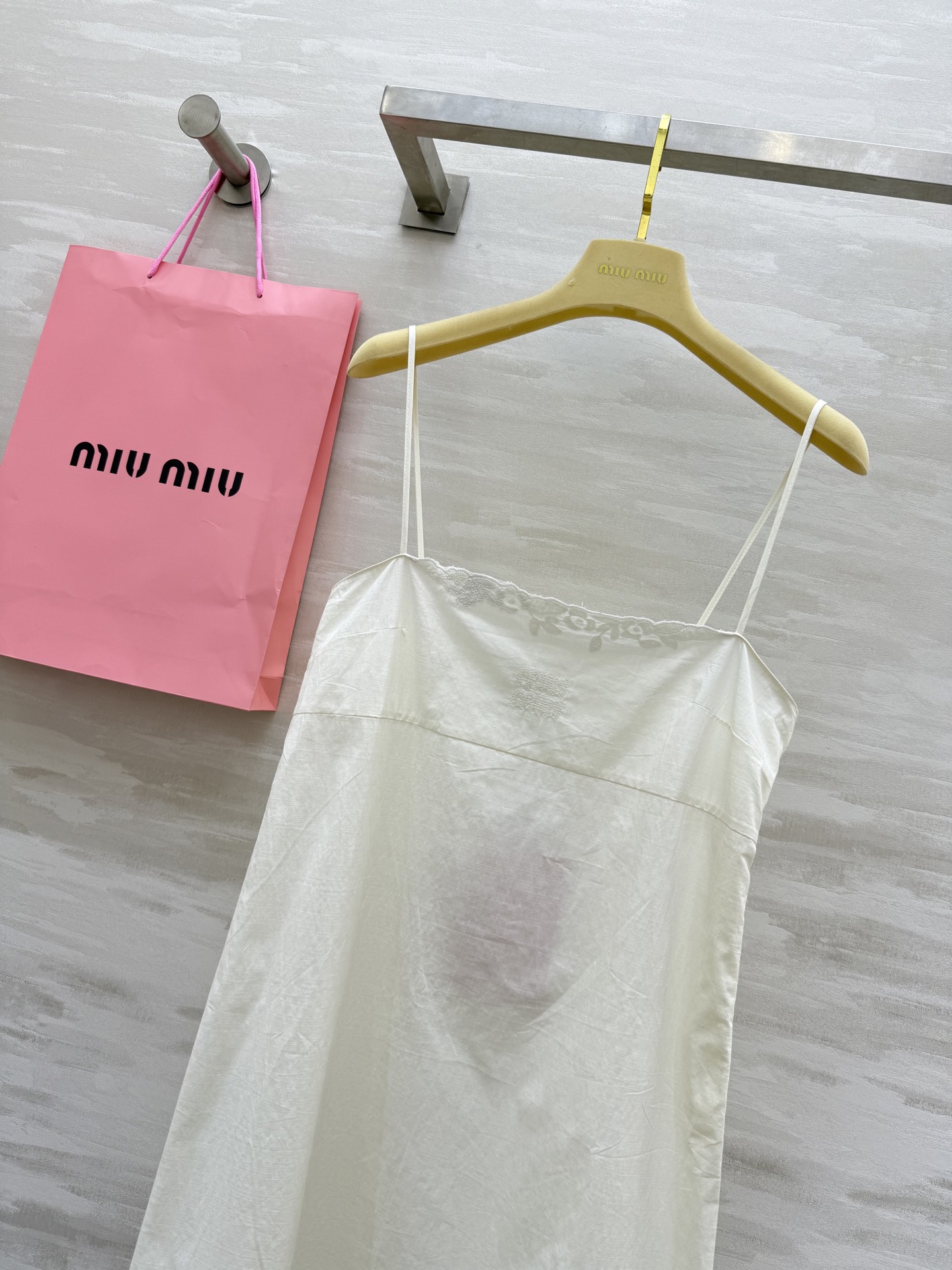 #Miumi♡²⁵新款刺绣竹节吊带裙 高品质定制 现货首发size：S/M/L（）