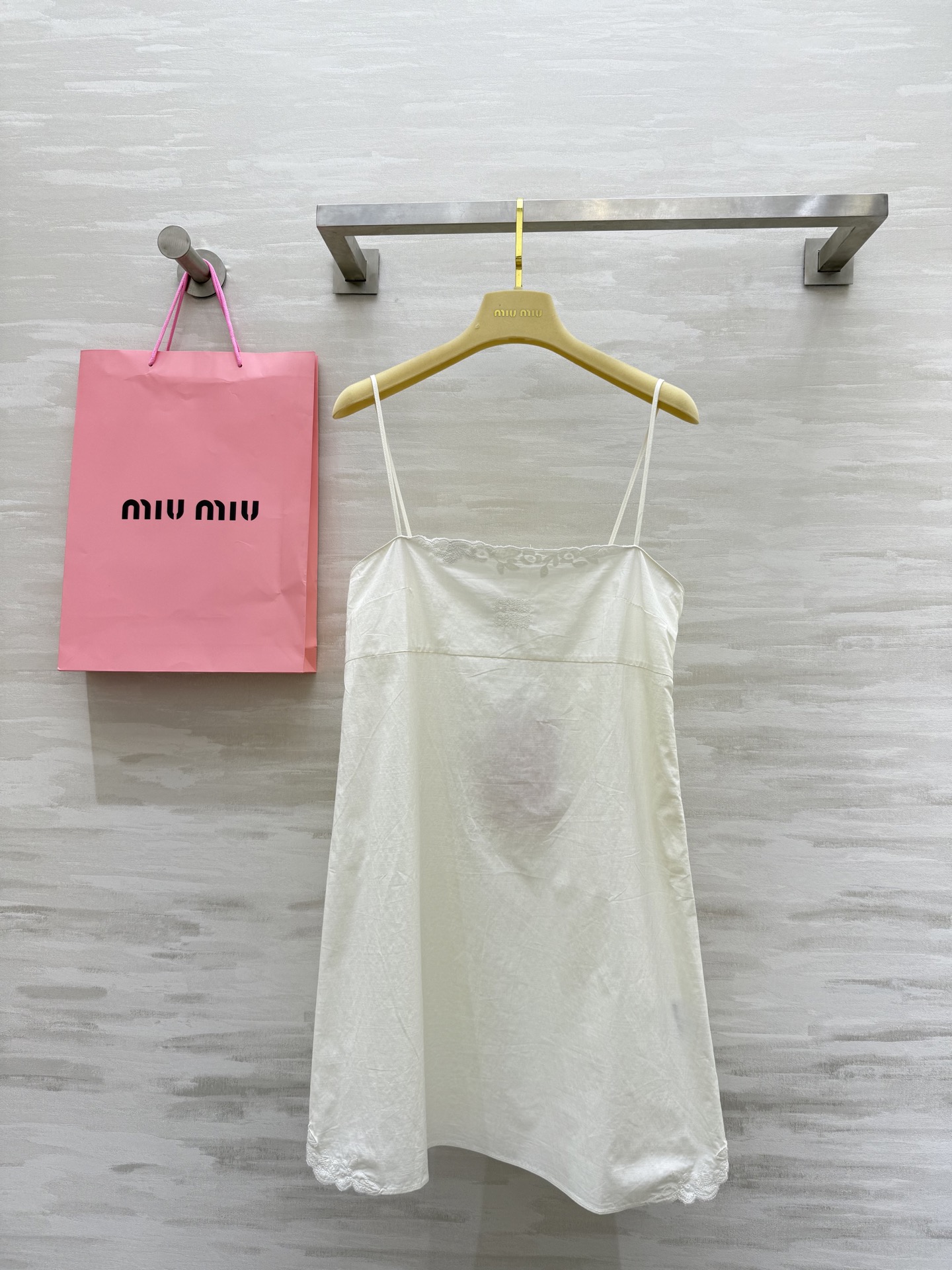 #Miumi♡²⁵新款刺绣竹节吊带裙 高品质定制 现货首发size：S/M/L（）