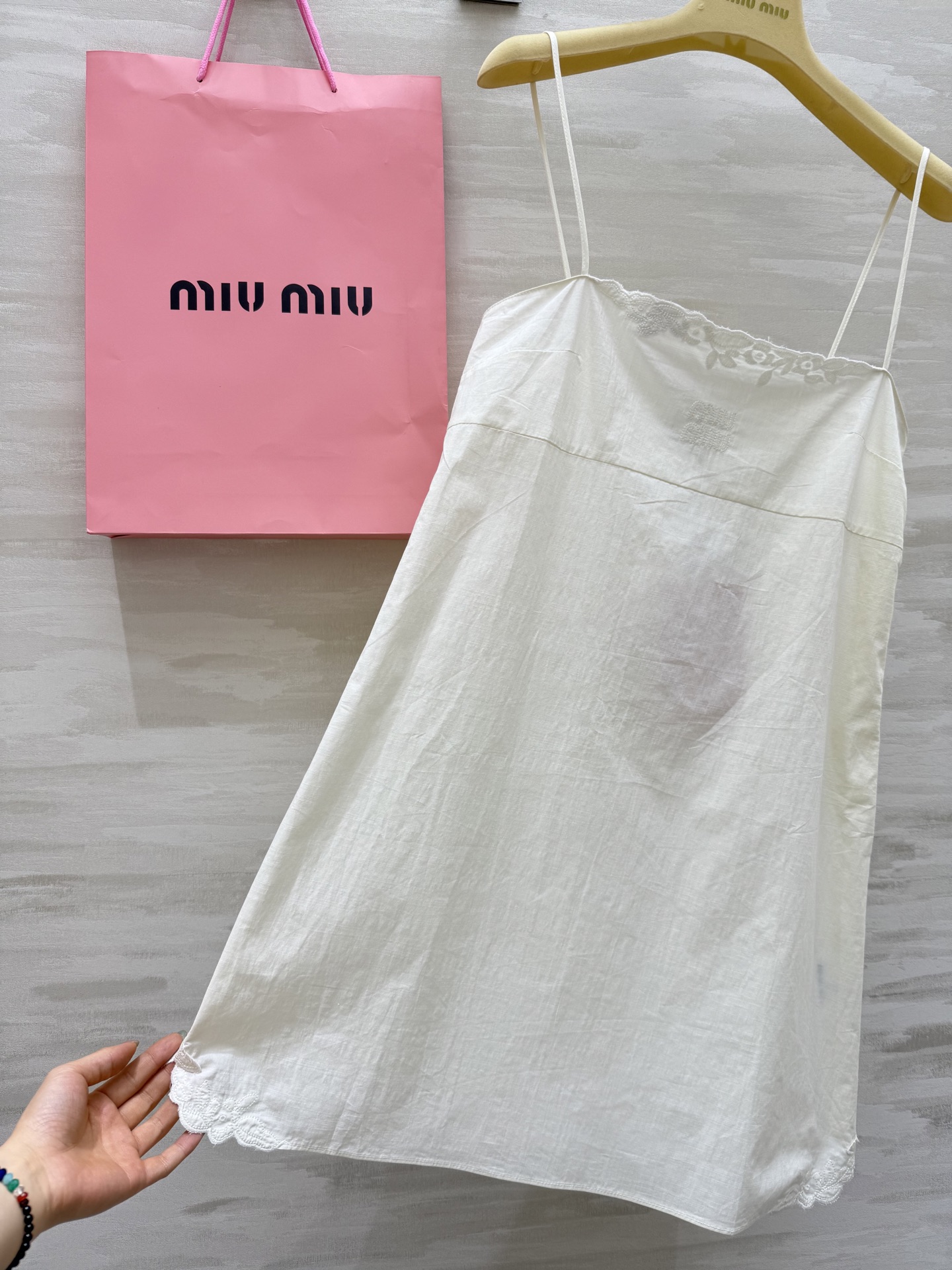 #Miumi♡²⁵新款刺绣竹节吊带裙 高品质定制 现货首发size：S/M/L（）