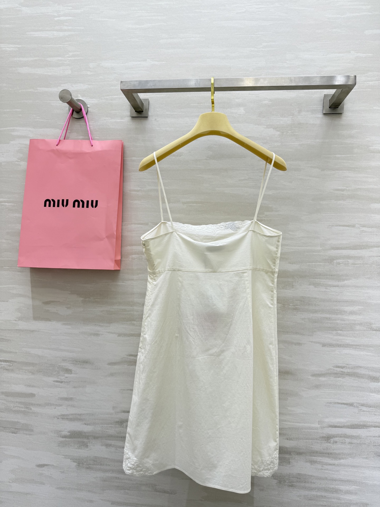 #Miumi♡²⁵新款刺绣竹节吊带裙 高品质定制 现货首发size：S/M/L（）