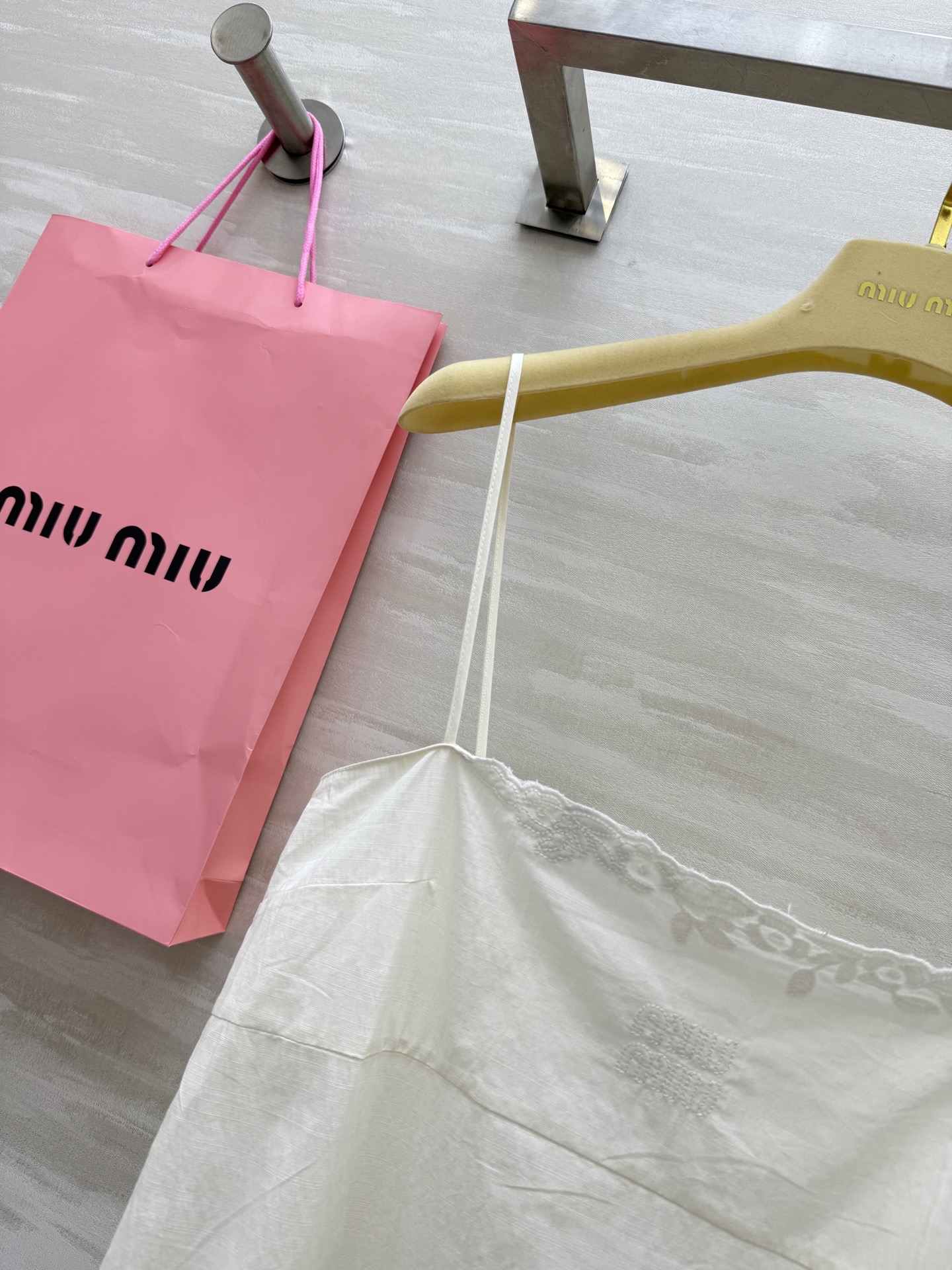 #Miumi♡²⁵新款刺绣竹节吊带裙 高品质定制 现货首发size：S/M/L（）