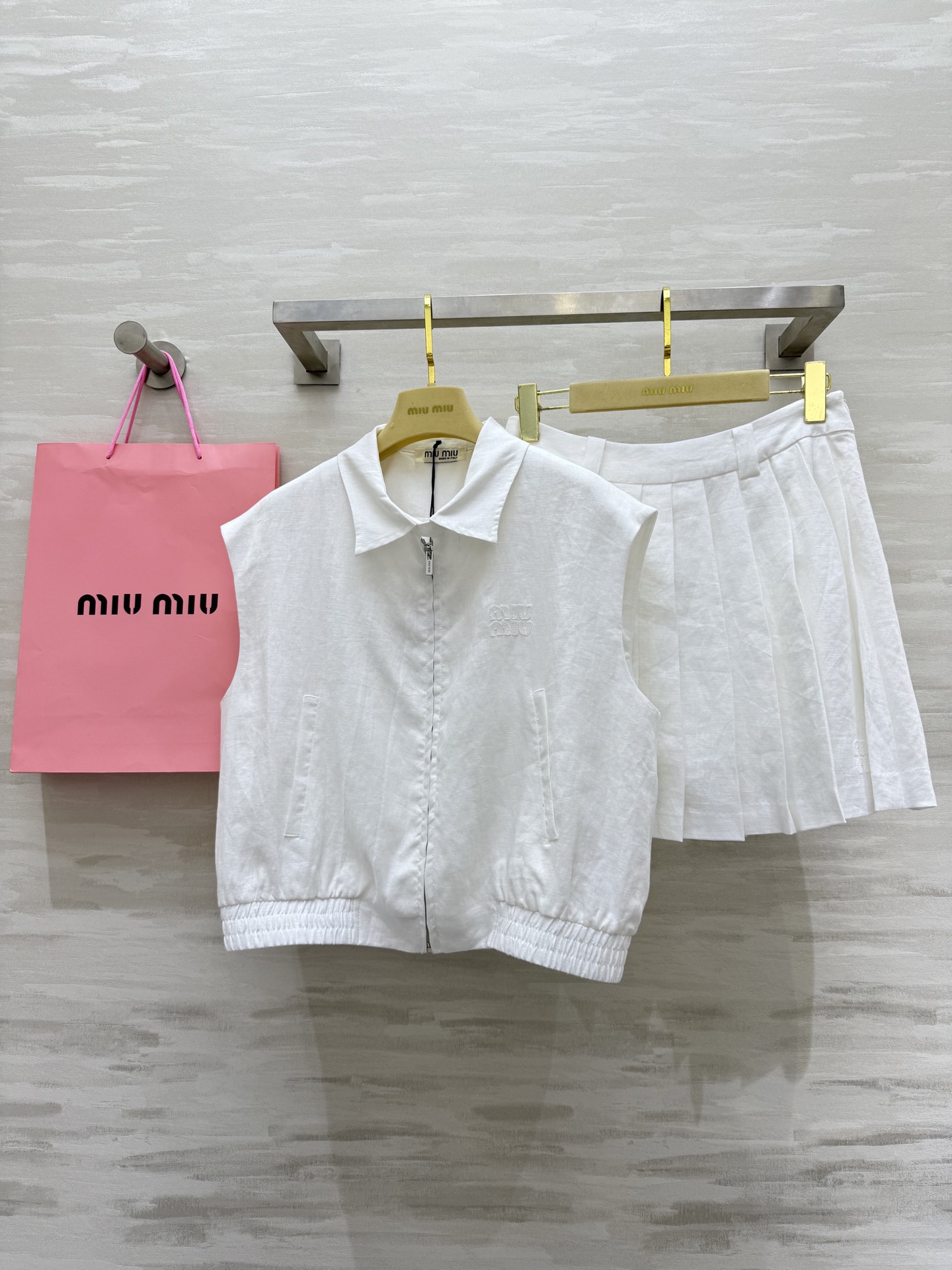 #Miumi♡²⁵新款亚麻套装 休闲廓形马甲外套搭配百褶小短裙 百搭不挑人非常好穿  定位字母贴布绣花设