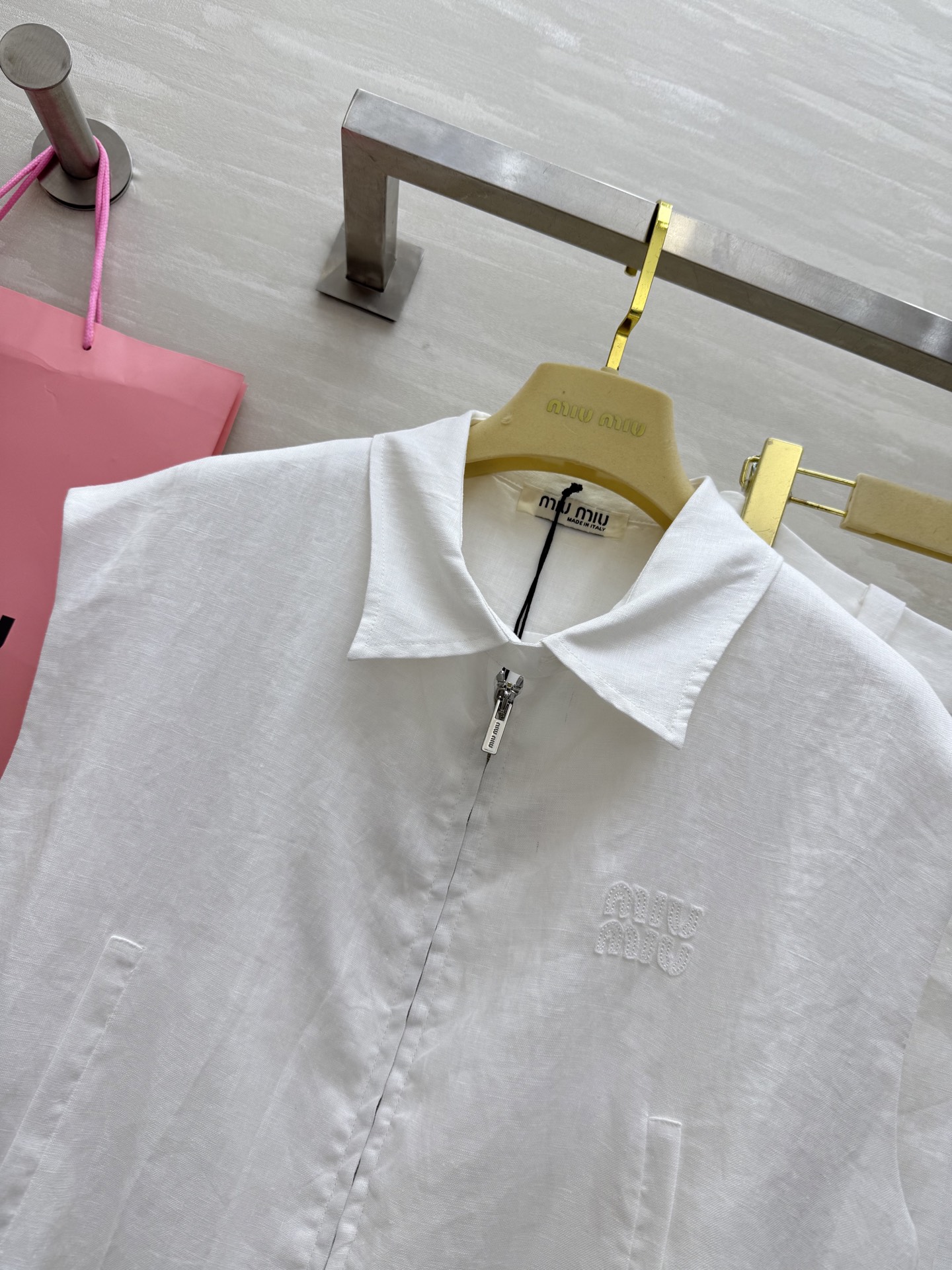 #Miumi♡²⁵新款亚麻套装 休闲廓形马甲外套搭配百褶小短裙 百搭不挑人非常好穿  定位字母贴布绣花设