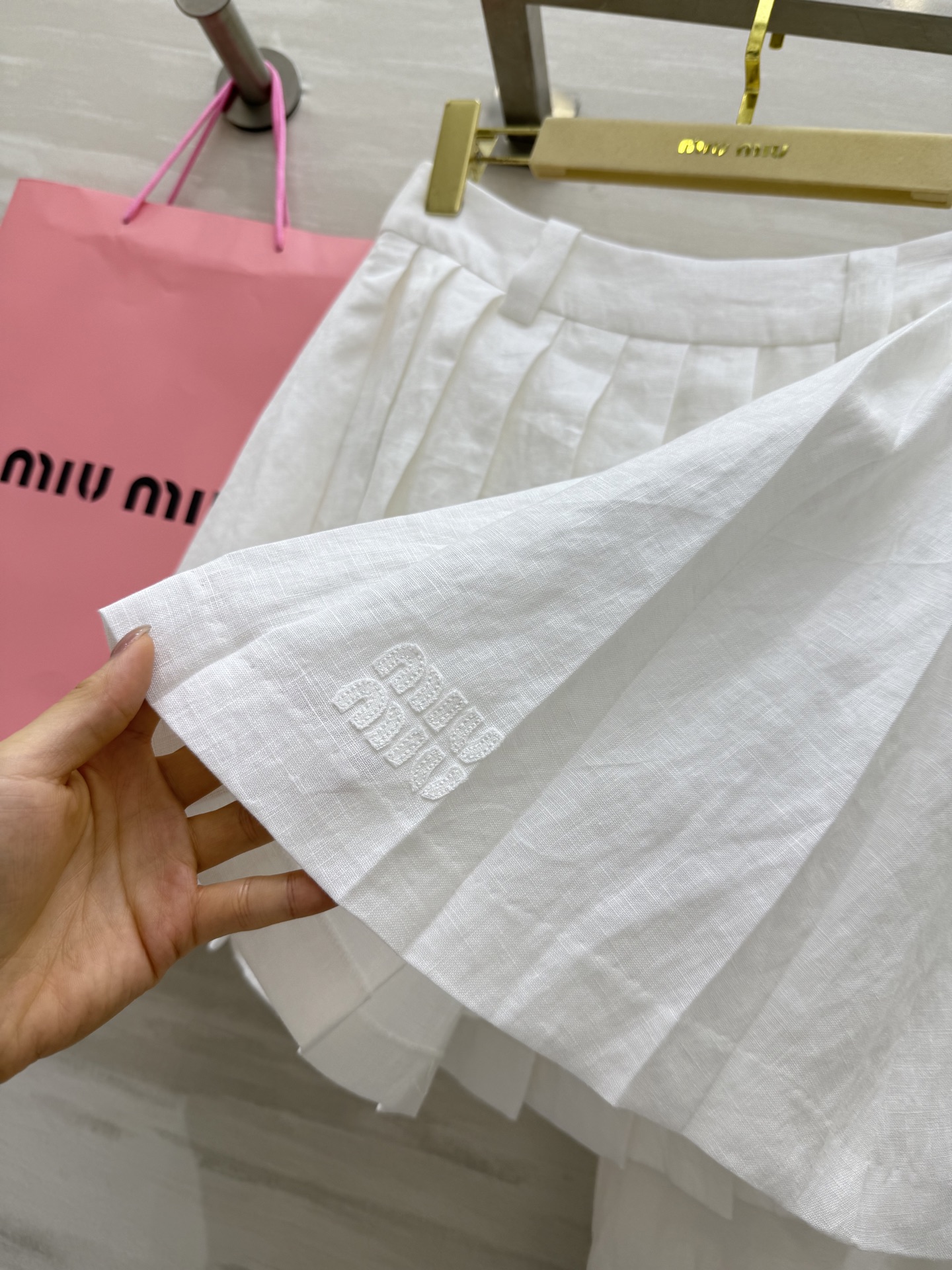 #Miumi♡²⁵新款亚麻套装 休闲廓形马甲外套搭配百褶小短裙 百搭不挑人非常好穿  定位字母贴布绣花设