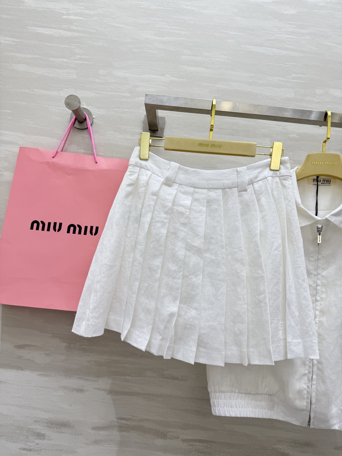 #Miumi♡²⁵新款亚麻套装 休闲廓形马甲外套搭配百褶小短裙 百搭不挑人非常好穿  定位字母贴布绣花设