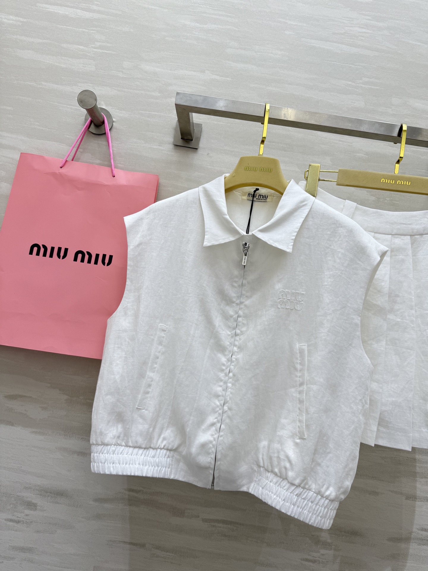 #Miumi♡²⁵新款亚麻套装 休闲廓形马甲外套搭配百褶小短裙 百搭不挑人非常好穿  定位字母贴布绣花设