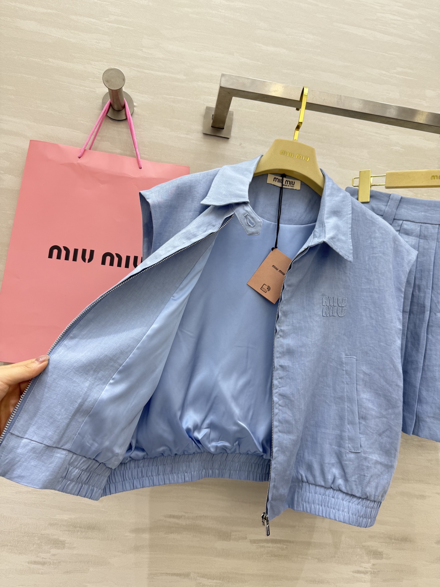 #Miumi♡²⁵新款亚麻套装 休闲廓形马甲外套搭配百褶小短裙 百搭不挑人非常好穿  定位字母贴布绣花设