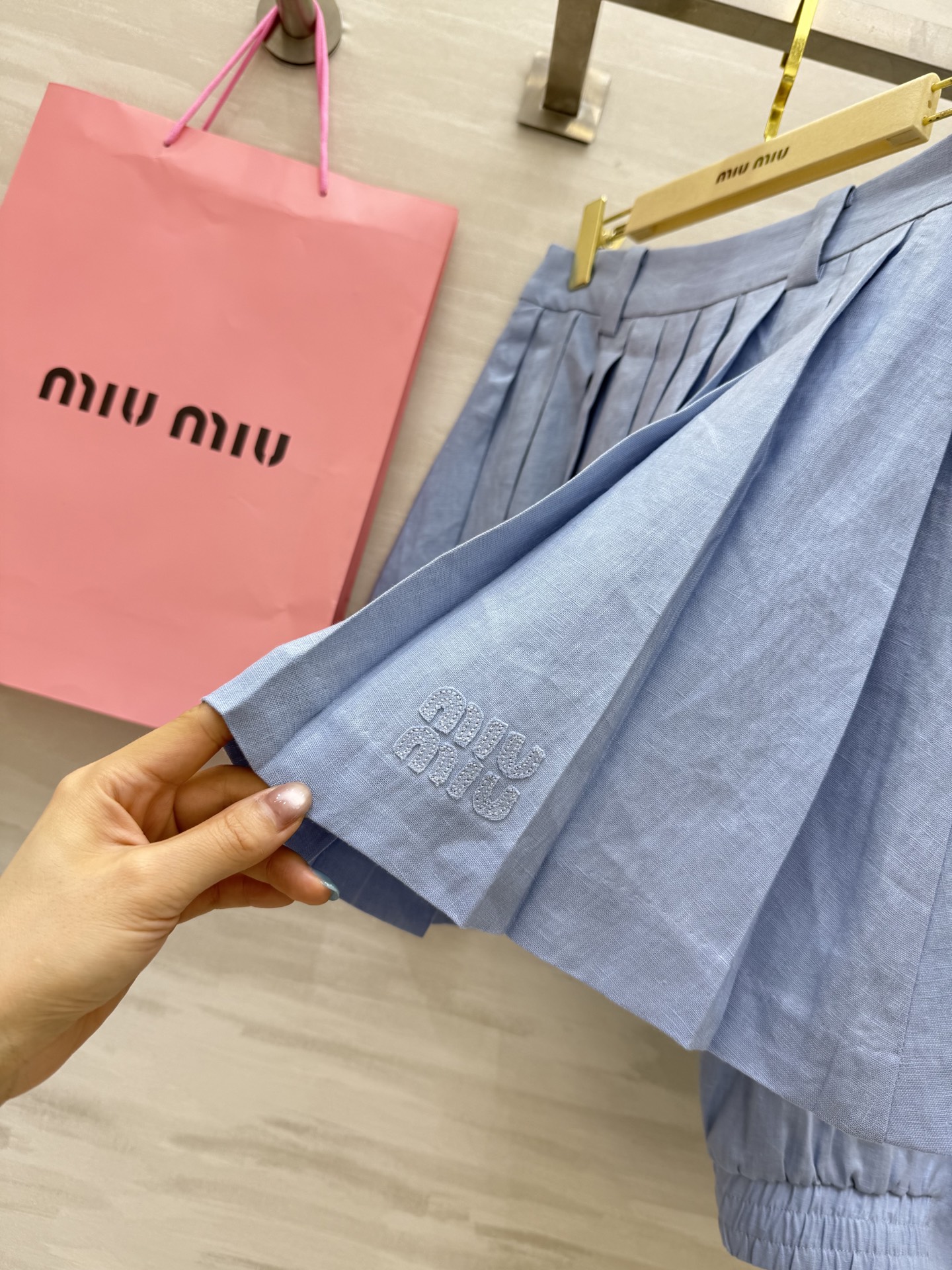 #Miumi♡²⁵新款亚麻套装 休闲廓形马甲外套搭配百褶小短裙 百搭不挑人非常好穿  定位字母贴布绣花设