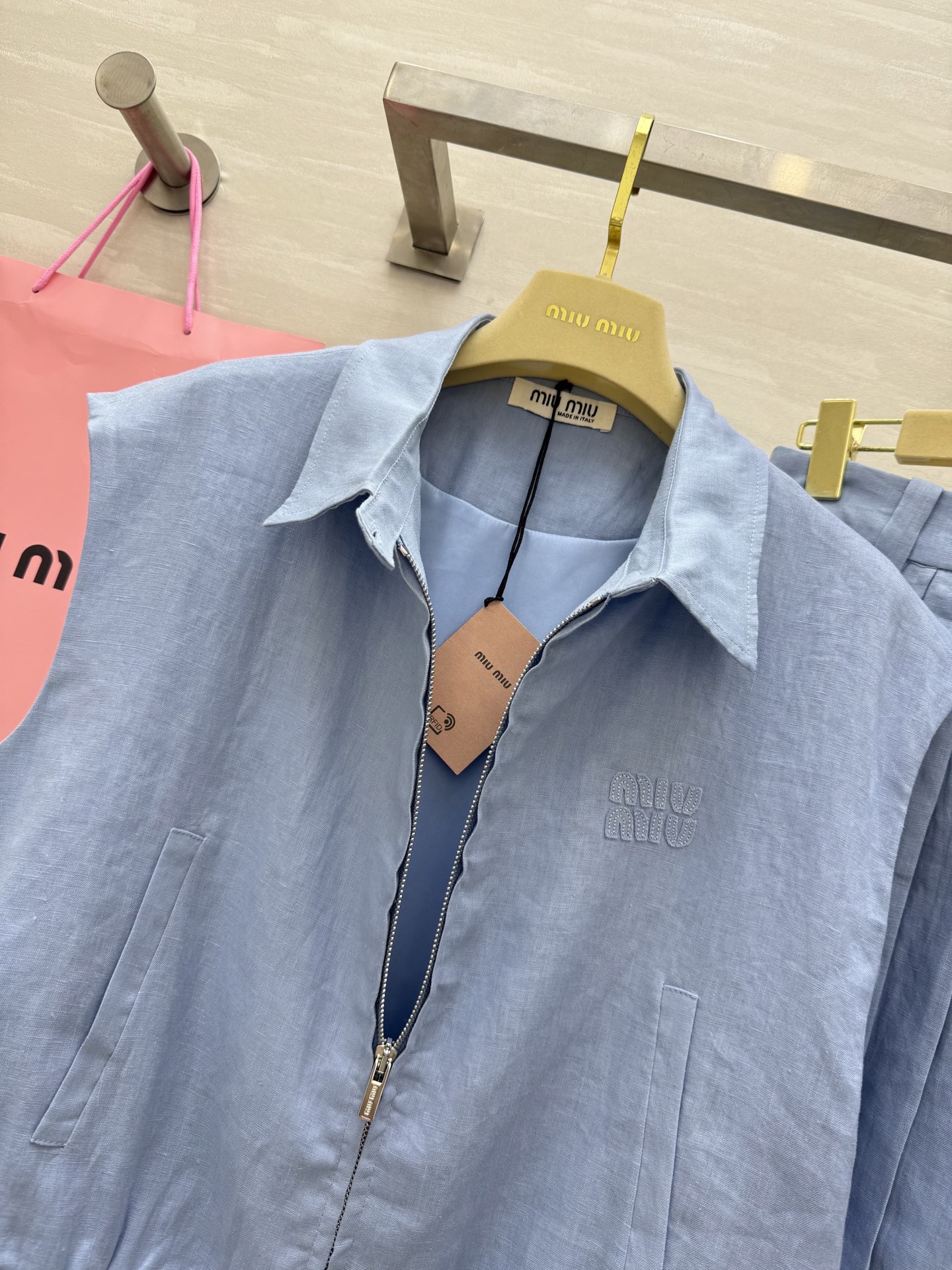 #Miumi♡²⁵新款亚麻套装 休闲廓形马甲外套搭配百褶小短裙 百搭不挑人非常好穿  定位字母贴布绣花设