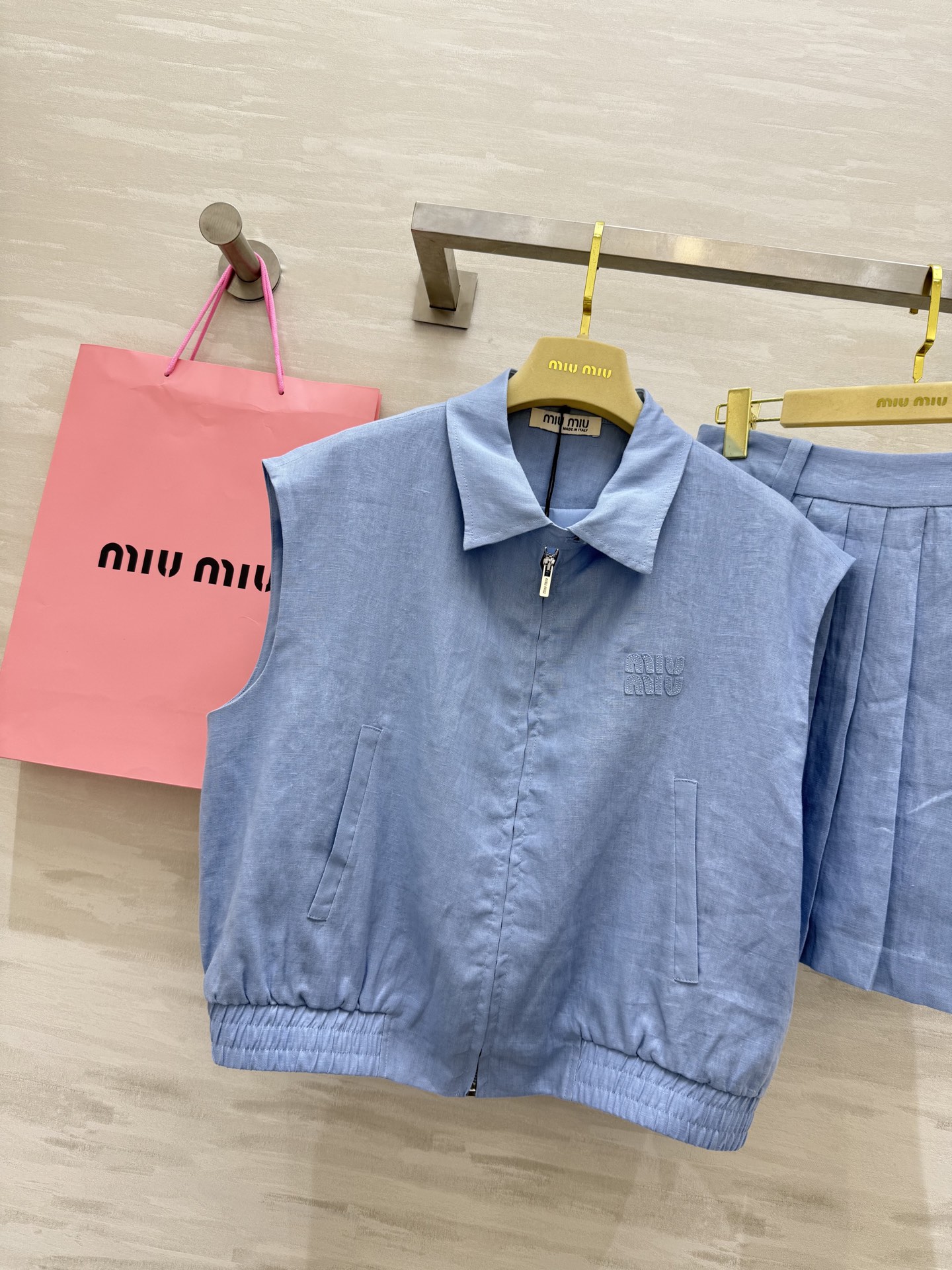 #Miumi♡²⁵新款亚麻套装 休闲廓形马甲外套搭配百褶小短裙 百搭不挑人非常好穿  定位字母贴布绣花设