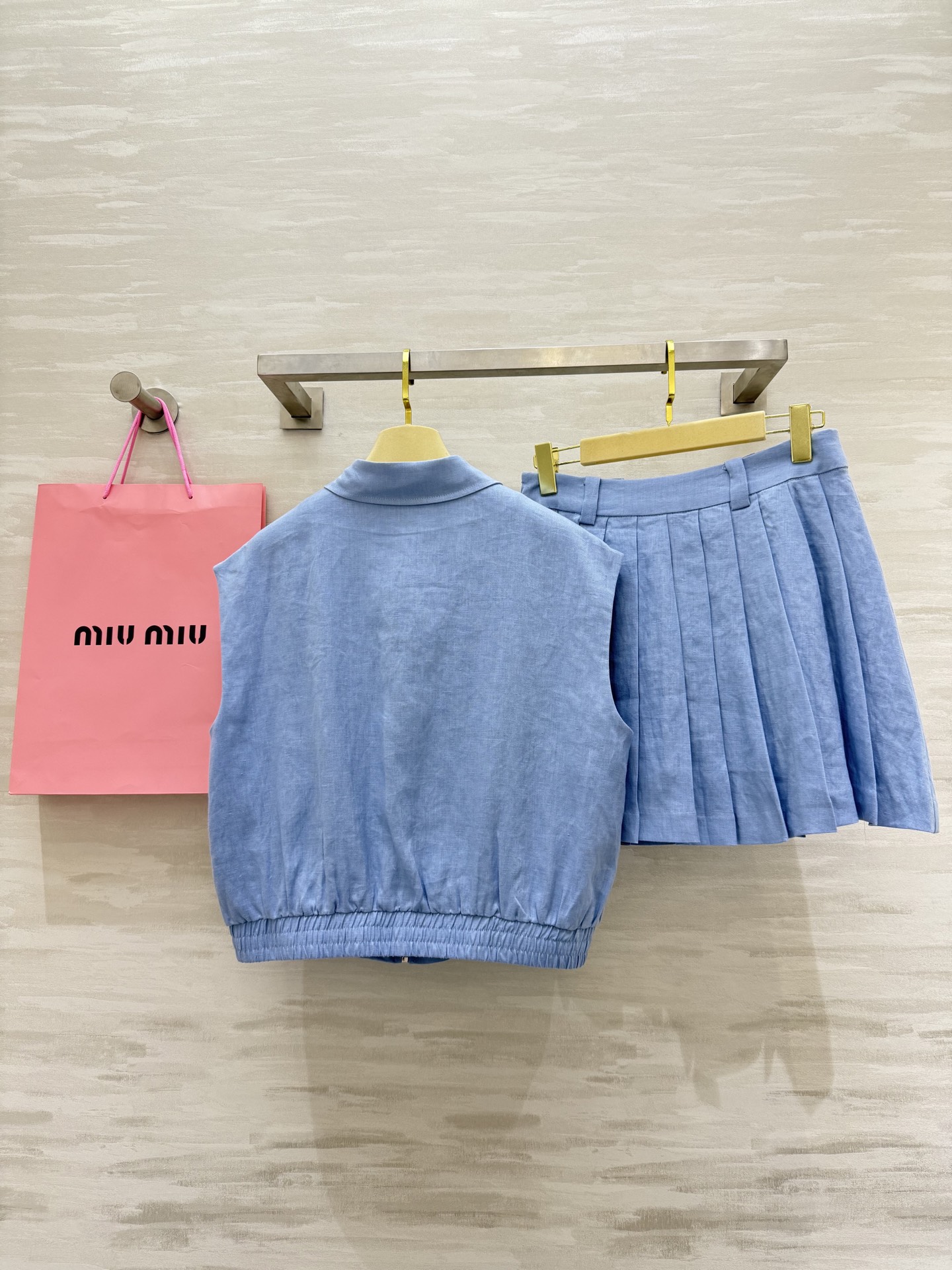 #Miumi♡²⁵新款亚麻套装 休闲廓形马甲外套搭配百褶小短裙 百搭不挑人非常好穿  定位字母贴布绣花设