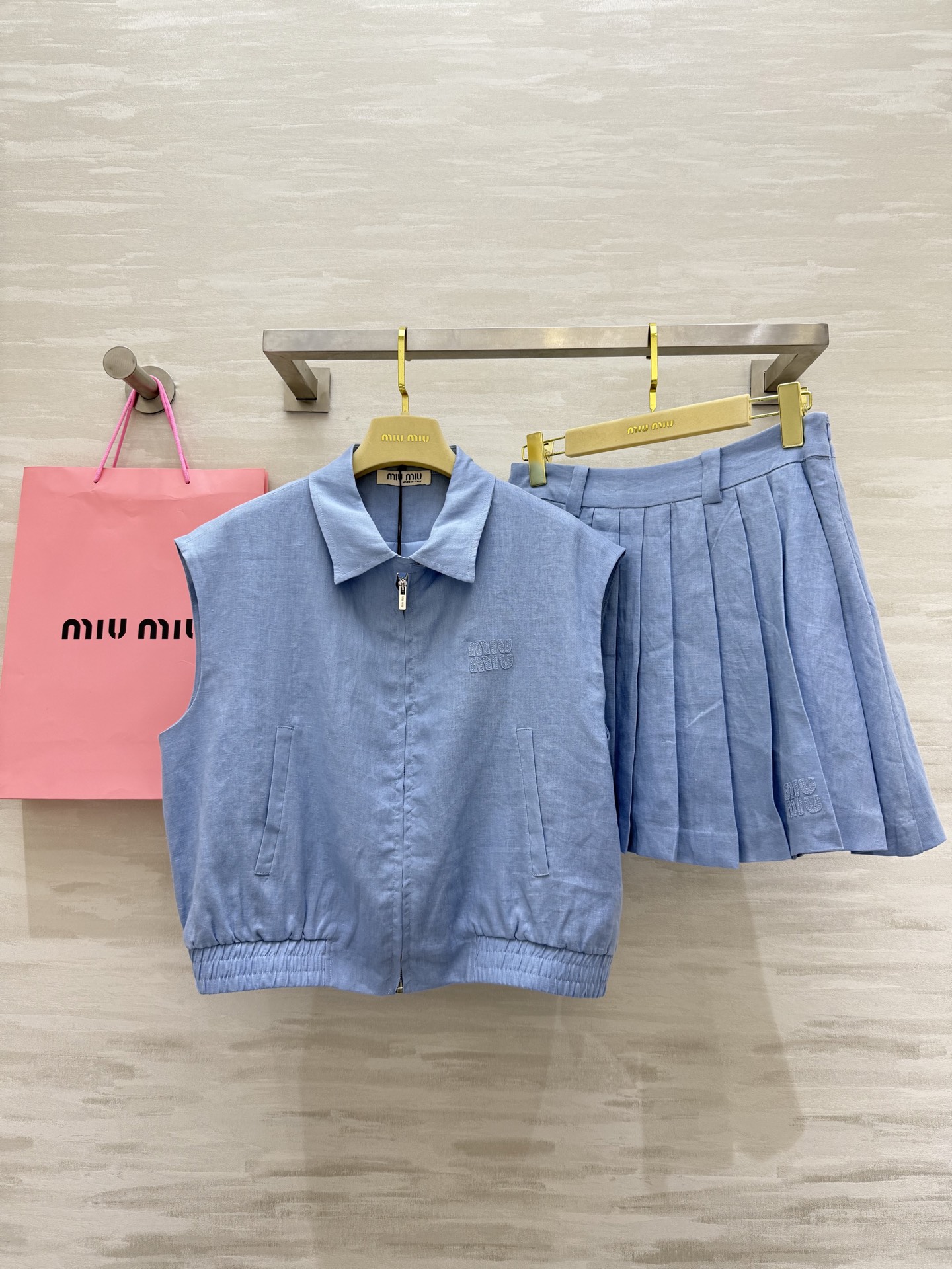 #Miumi♡²⁵新款亚麻套装 休闲廓形马甲外套搭配百褶小短裙 百搭不挑人非常好穿  定位字母贴布绣花设