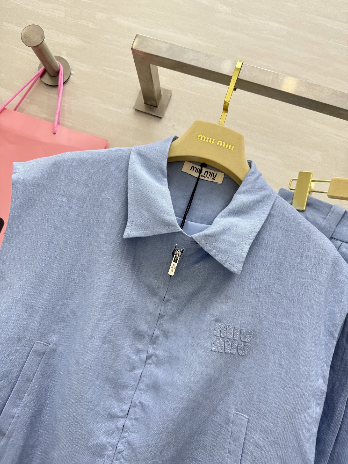 #Miumi♡²⁵新款亚麻套装 休闲廓形马甲外套搭配百褶小短裙 百搭不挑人非常好穿  定位字母贴布绣花设