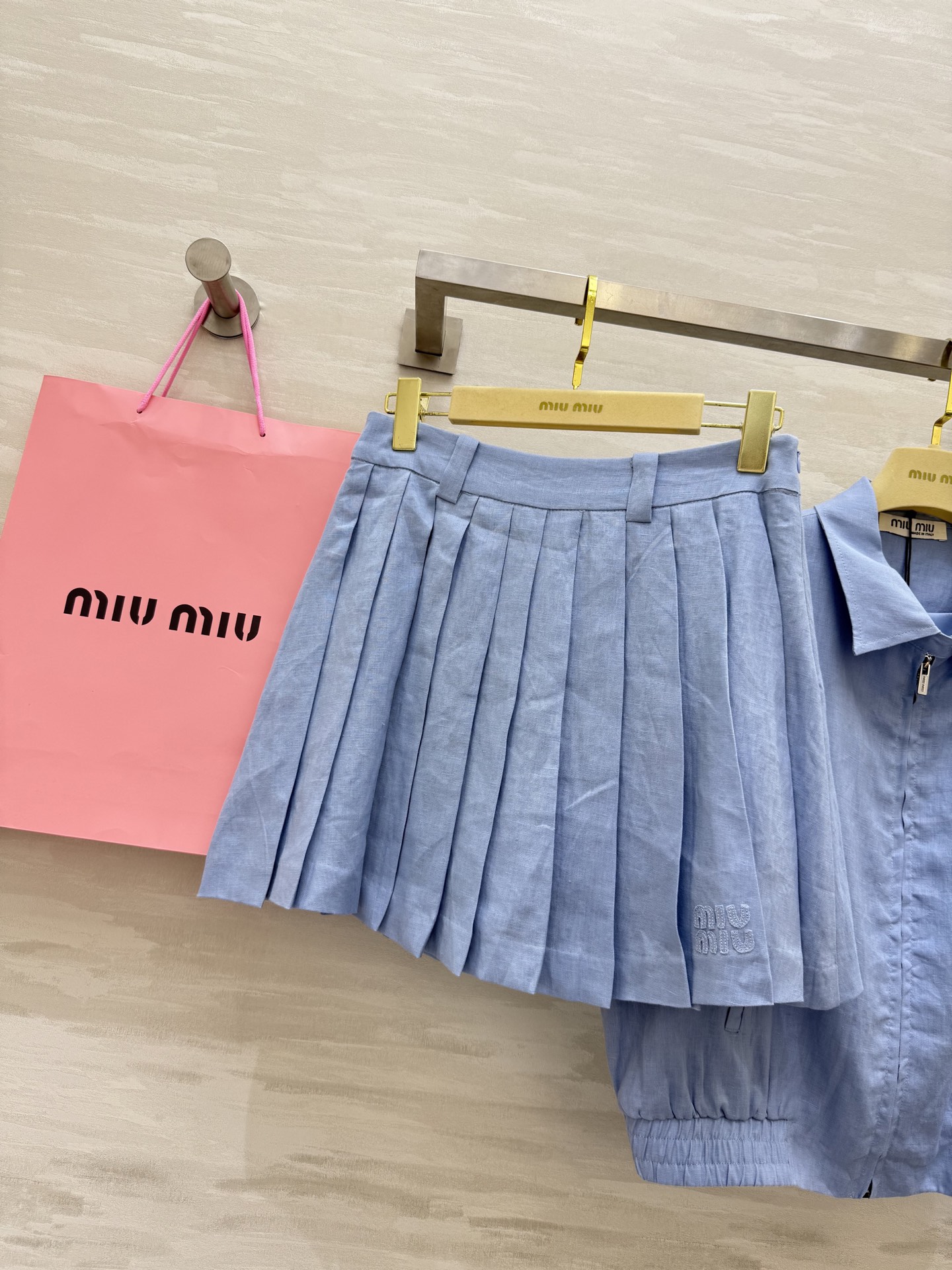 #Miumi♡²⁵新款亚麻套装 休闲廓形马甲外套搭配百褶小短裙 百搭不挑人非常好穿  定位字母贴布绣花设